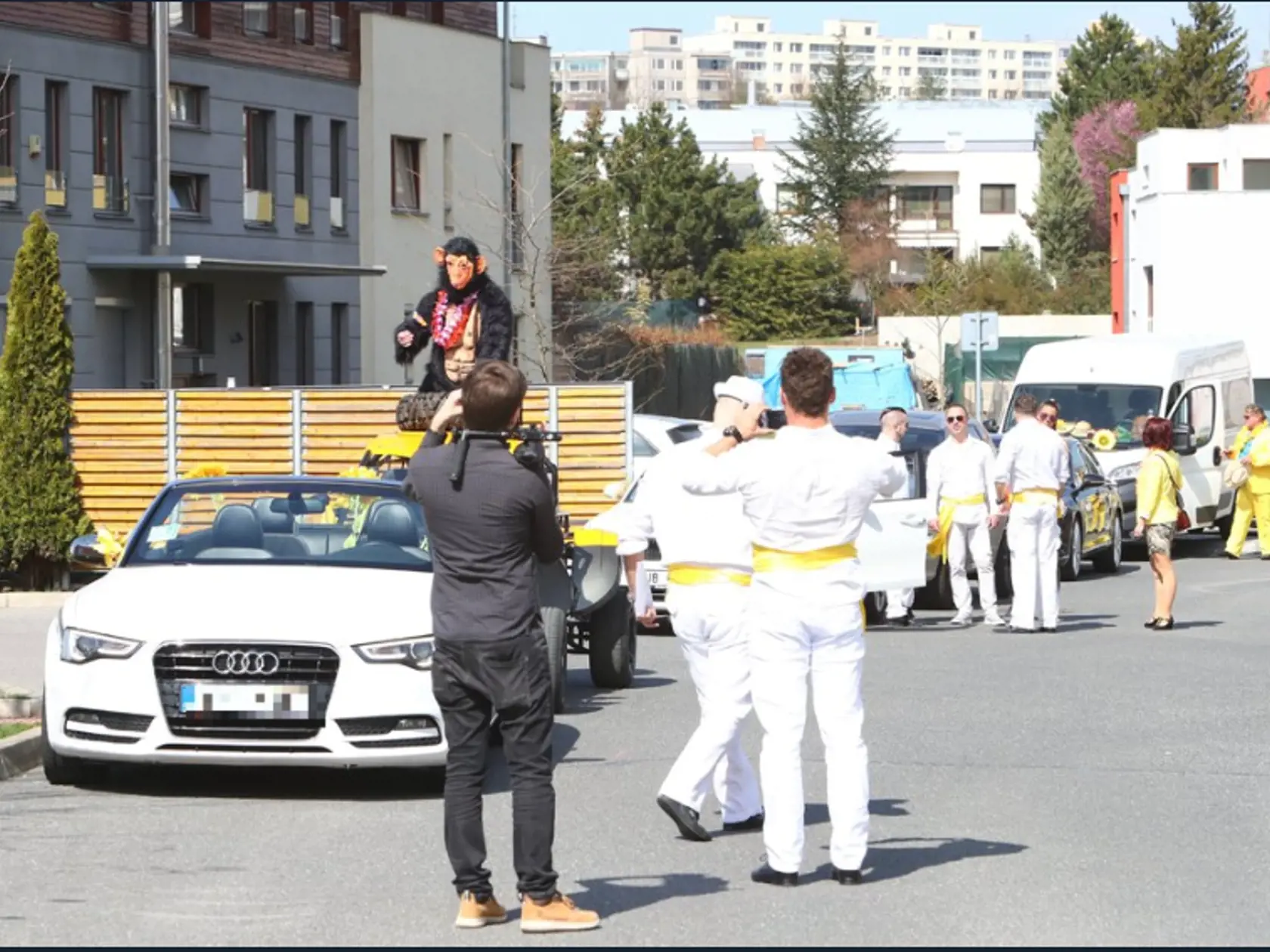 Pohreb Dana Nekonečného. Nechýba záplava žltej, samba tanečnice a havajské vence.