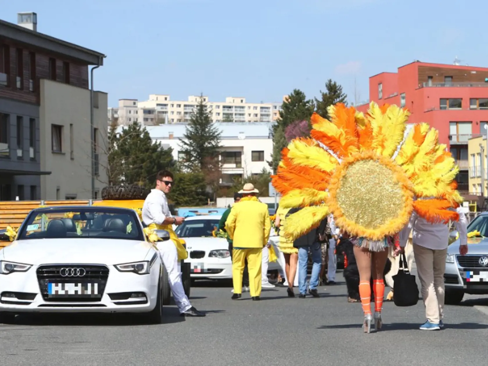 Pohreb Dana Nekonečného. Nechýba záplava žltej, samba tanečnice a havajské vence.