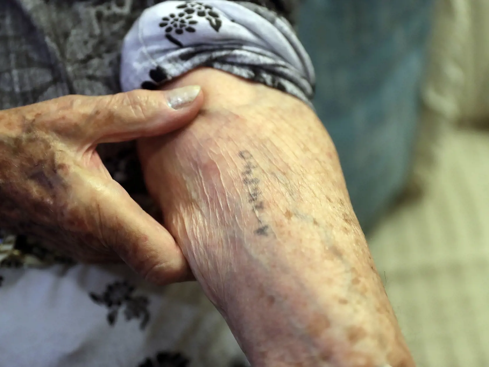 Cyrla Gewertzová (92) prežila holokaust a teraz žije v Brazílii. Pre The Guardian opísala strašné chvíle v koncentračnom tábore. Mengele ju donútil vliezť do kade horúcej vody. Neskôr zas musela vliezť do vody ľadovej. Raz videla ako Mengele zabil novorodeniatko. Dievčatko zhodil zo stredy kasární. „Bol to diabol, perverzný muž a mučiteľ,“ povedala.