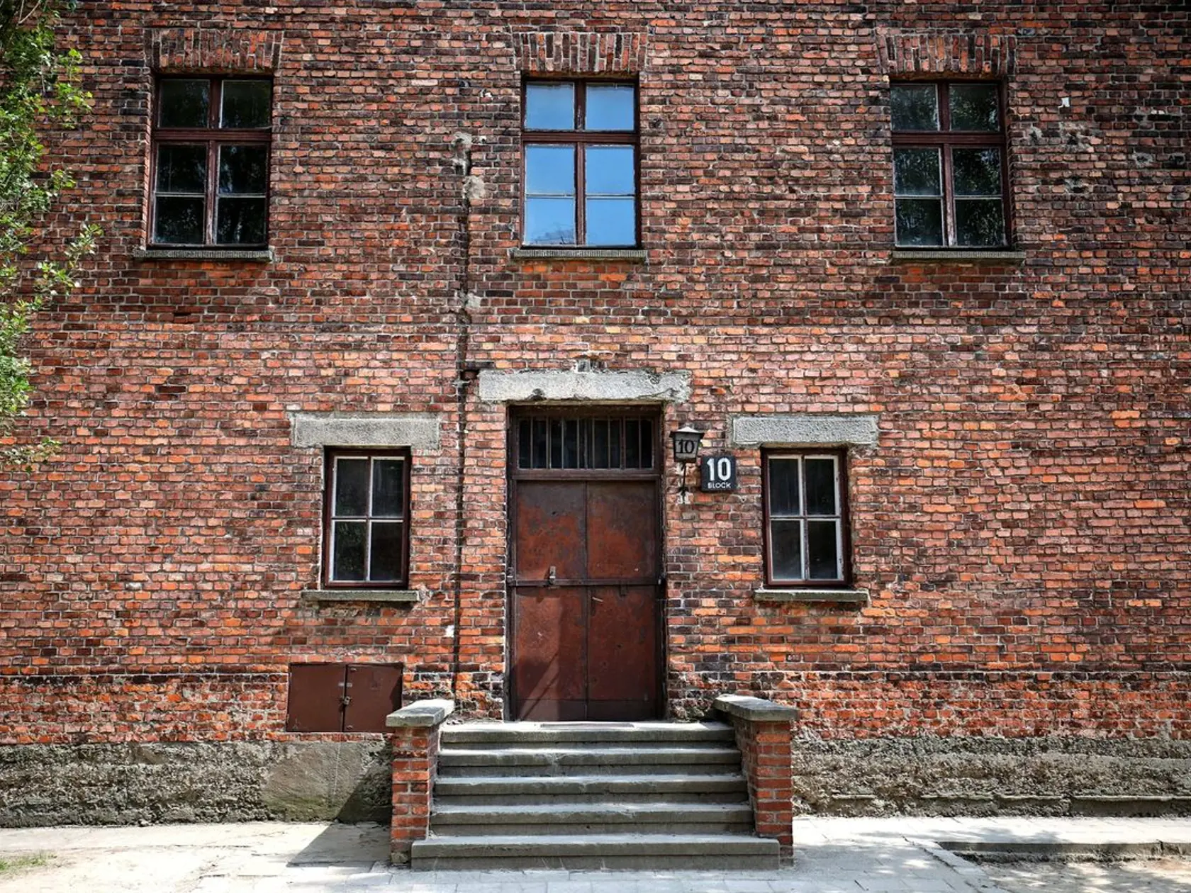 Budova 10. bloku v Auschwitzi – miesto, kde Mengele „zachraňoval“ svoje obete.