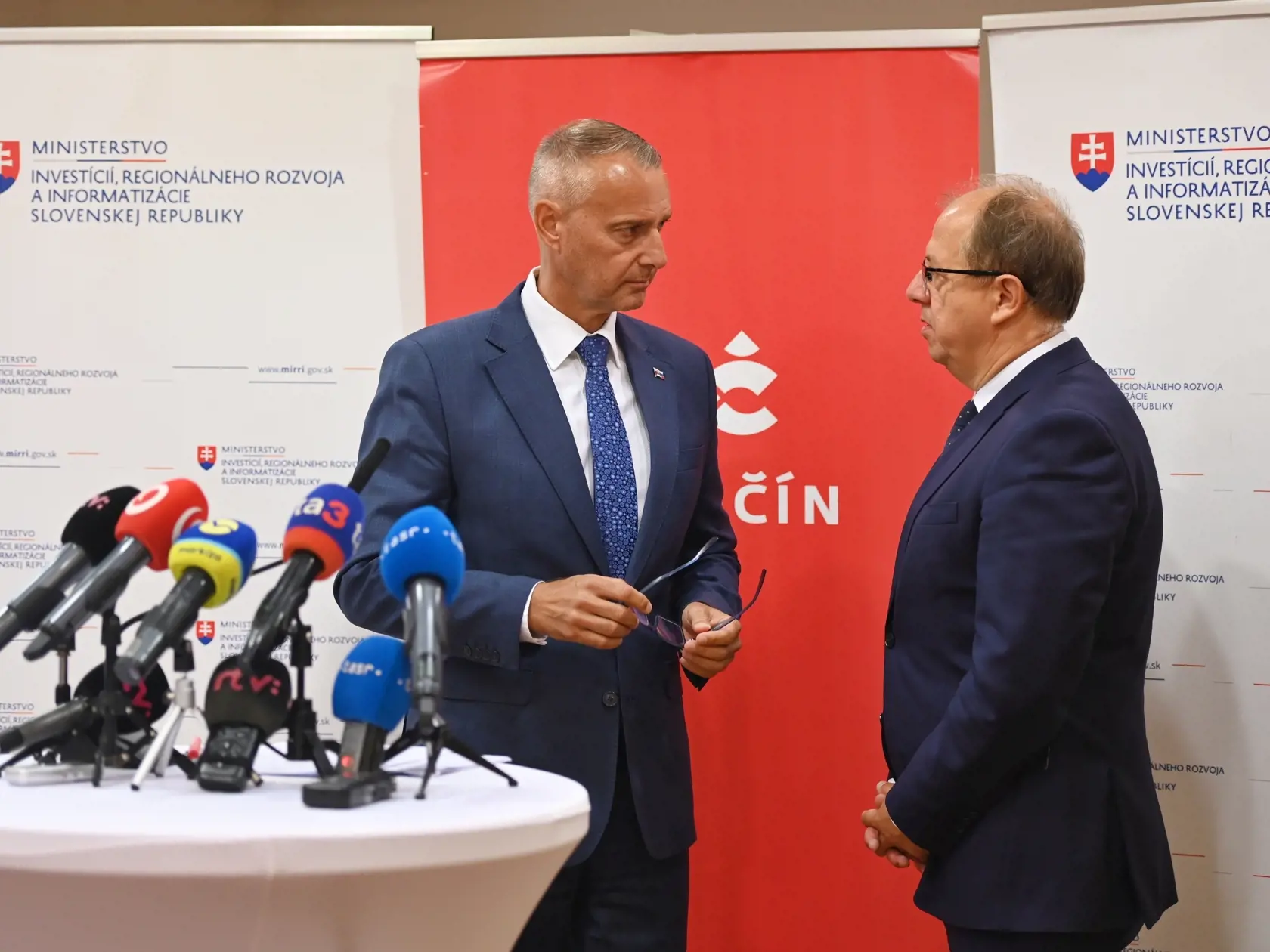 Na snímke zľava minister investícií, regionálneho rozvoja a informatizácie SR Richard Raši (Hlas-SD) a primátor Trenčína Richard Rybníček.