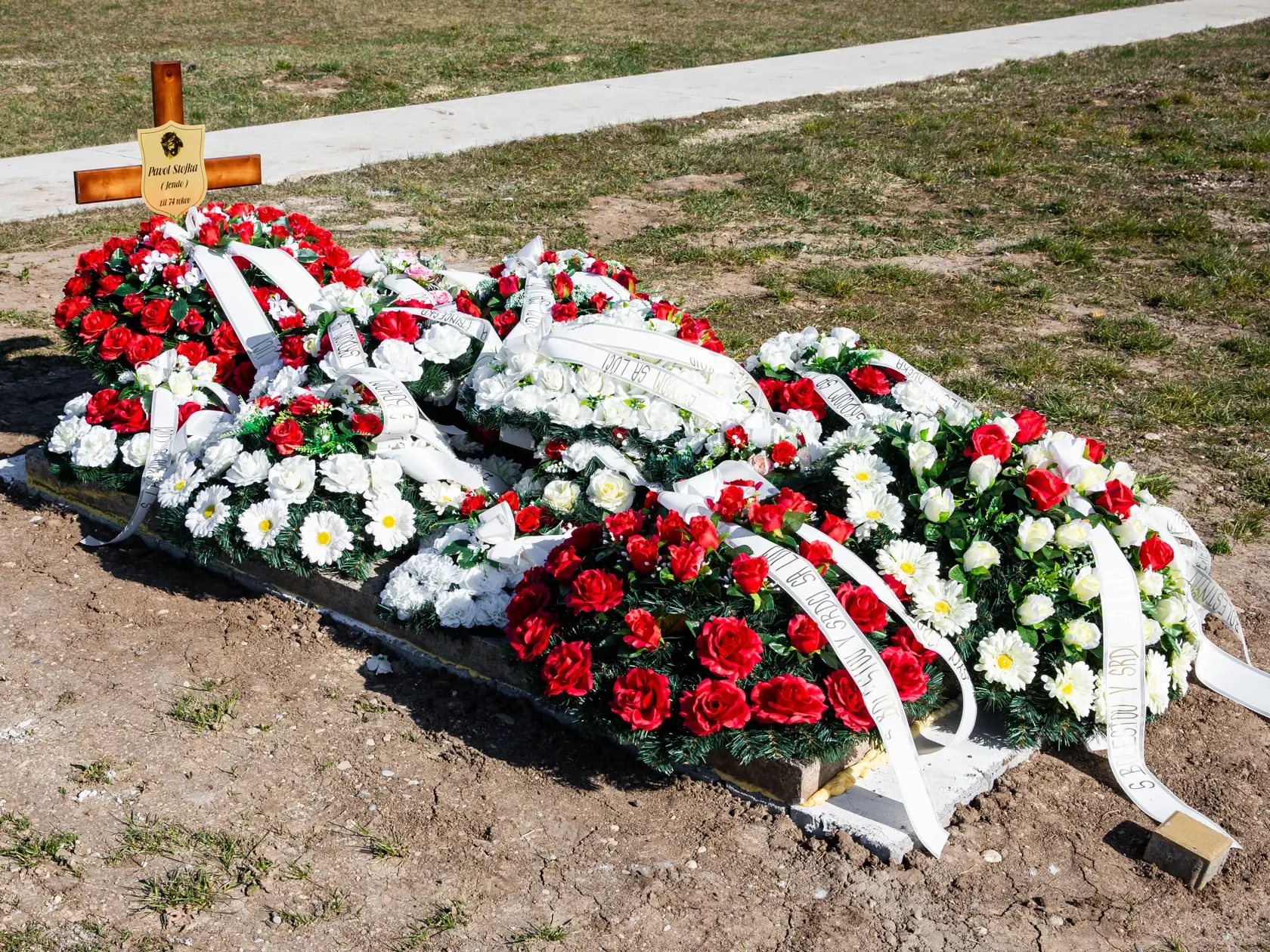 Na hrobe Pavla "Jenda" Stojku boli len vence z umelých kvetov.