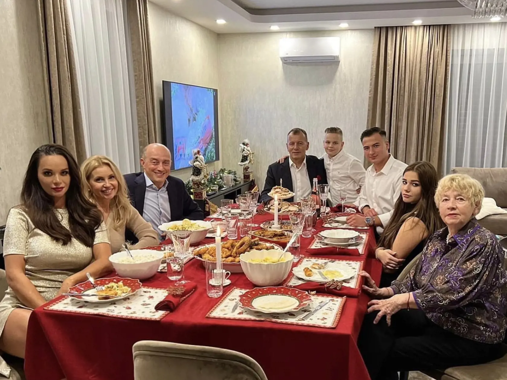 Pri slávnostnom stole na Vianoce 2022 u Borisa Kollára. Andrea Heringhová s ich spoločnými deťmi, Kollárova mama a jeho brat Ľudovít Goga s rodinou.