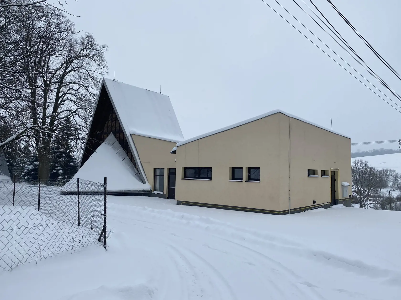 Pre starostove dlhy z podnikania zablkoloval exekútor vo Vyšnom Mirošove aj dom smútku.