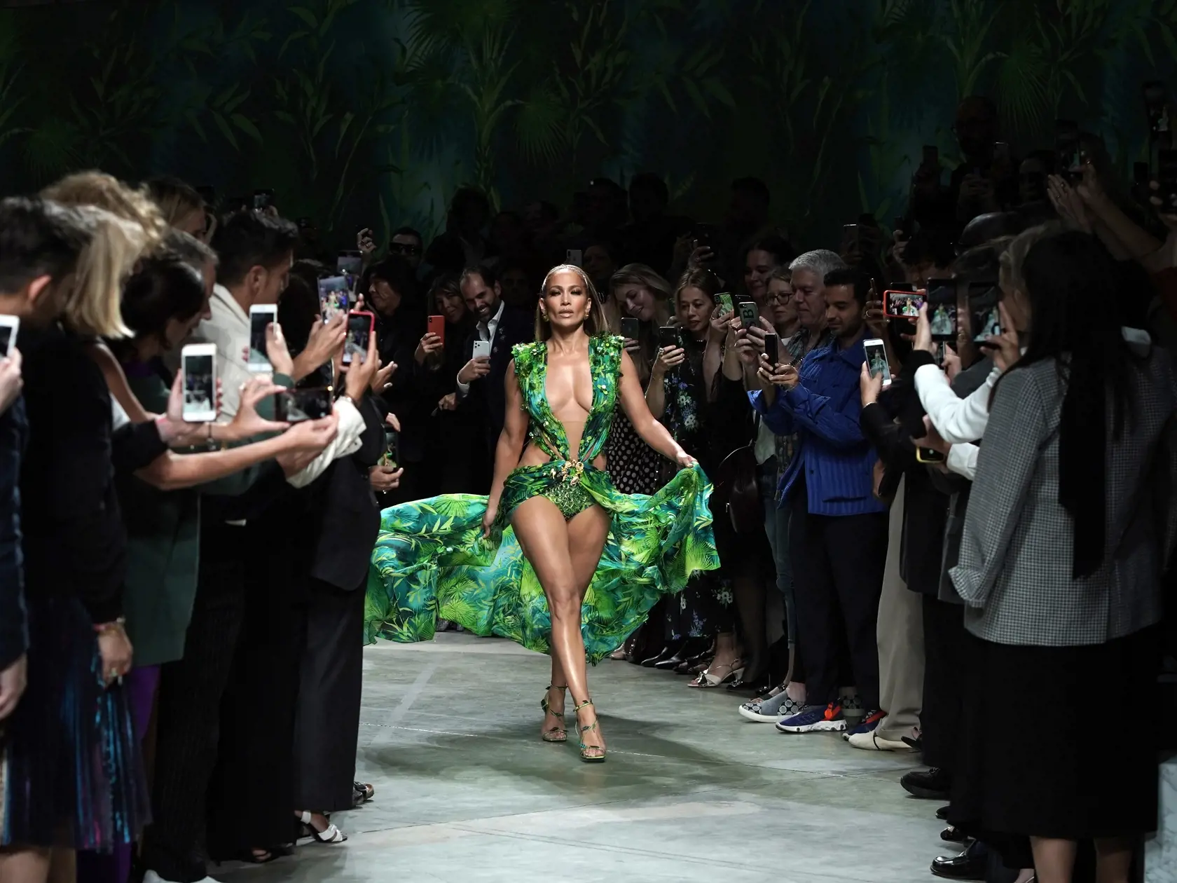 Jennifer Lopez na módnej prehliadke Versace v talianskom Miláne.