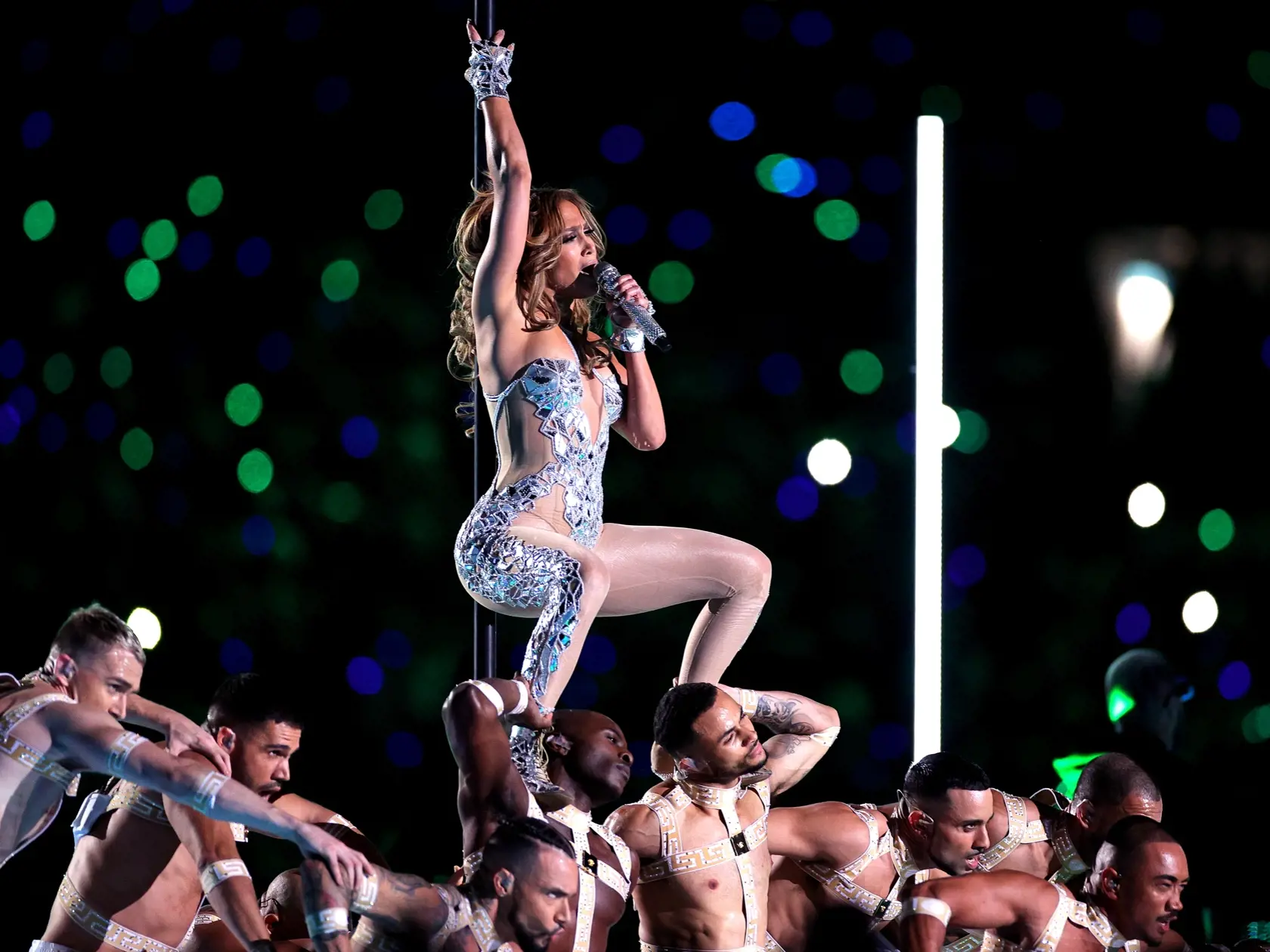 Jennifer Lopezová má 50 rokov, ale jej telo vyzerá, ako by mala o tridsať menej. Takto dráždila počas vystúpenia v prestávke SuperBowlu.