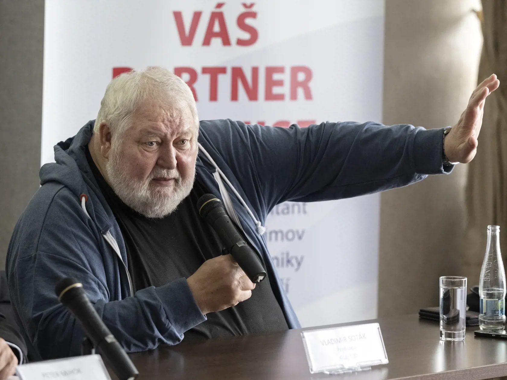 Na snímke predseda Klubu 500 Vladimír Soták počas tlačovej konferencie Klubu 500 a SOPK k zabezpečeniu dodávok plynu v Bratislave, 17. mája 2022. FOTO TASR - Pavel Neubauer	


        