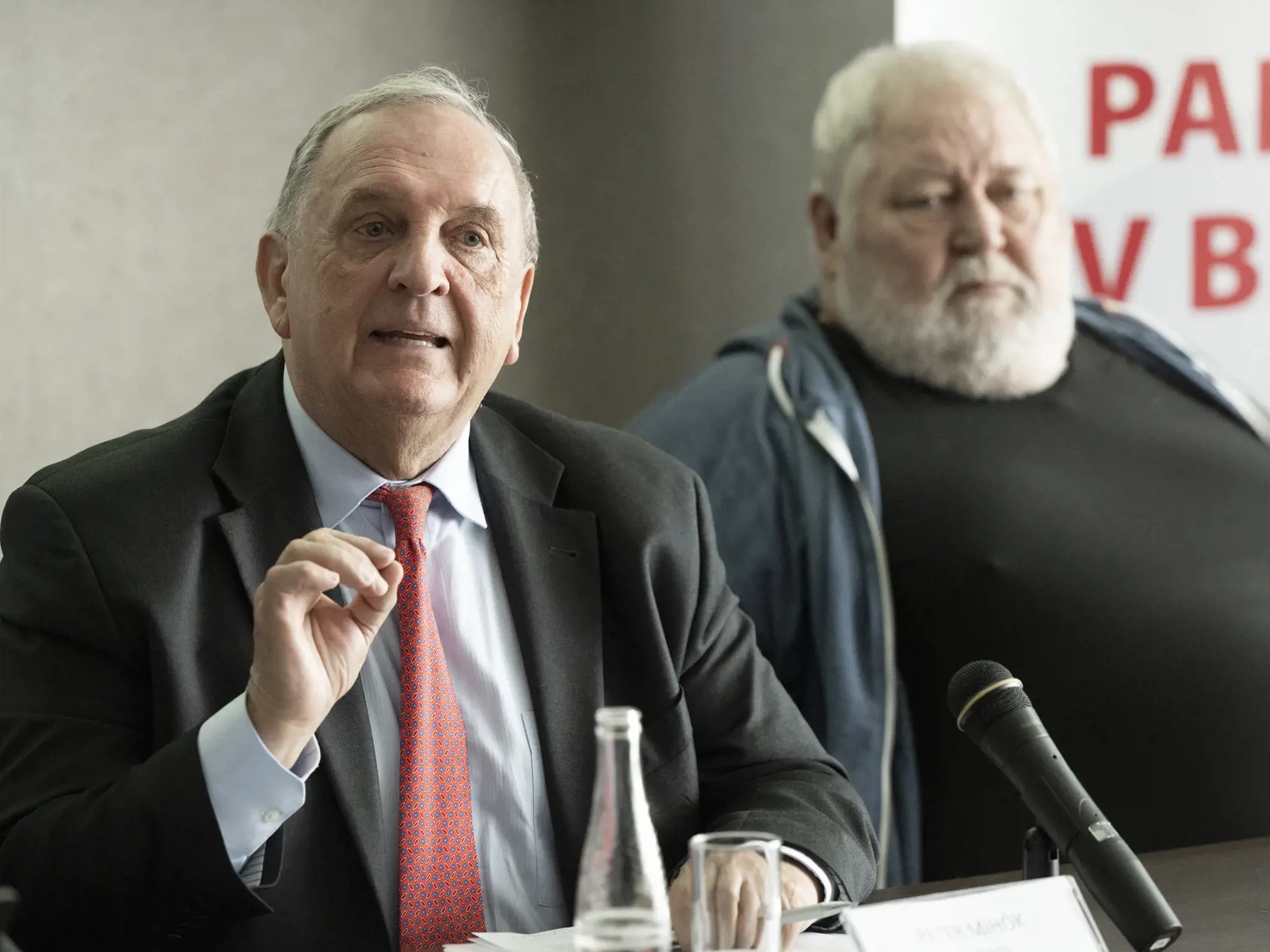 Na snímke zľava predsedovia Klubu 500 Peter Mihok a Vladimír Soták počas tlačovej konferencie Klubu 500 a SOPK k zabezpečeniu dodávok plynu v Bratislave, 17. mája 2022. FOTO TASR - Pavel Neubauer	


        