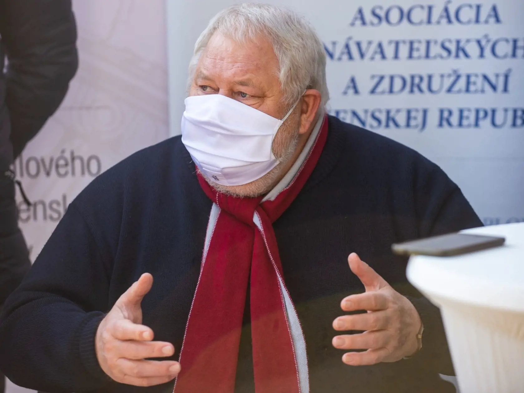 Na snímke zľava predsedovia Klubu 500 Peter