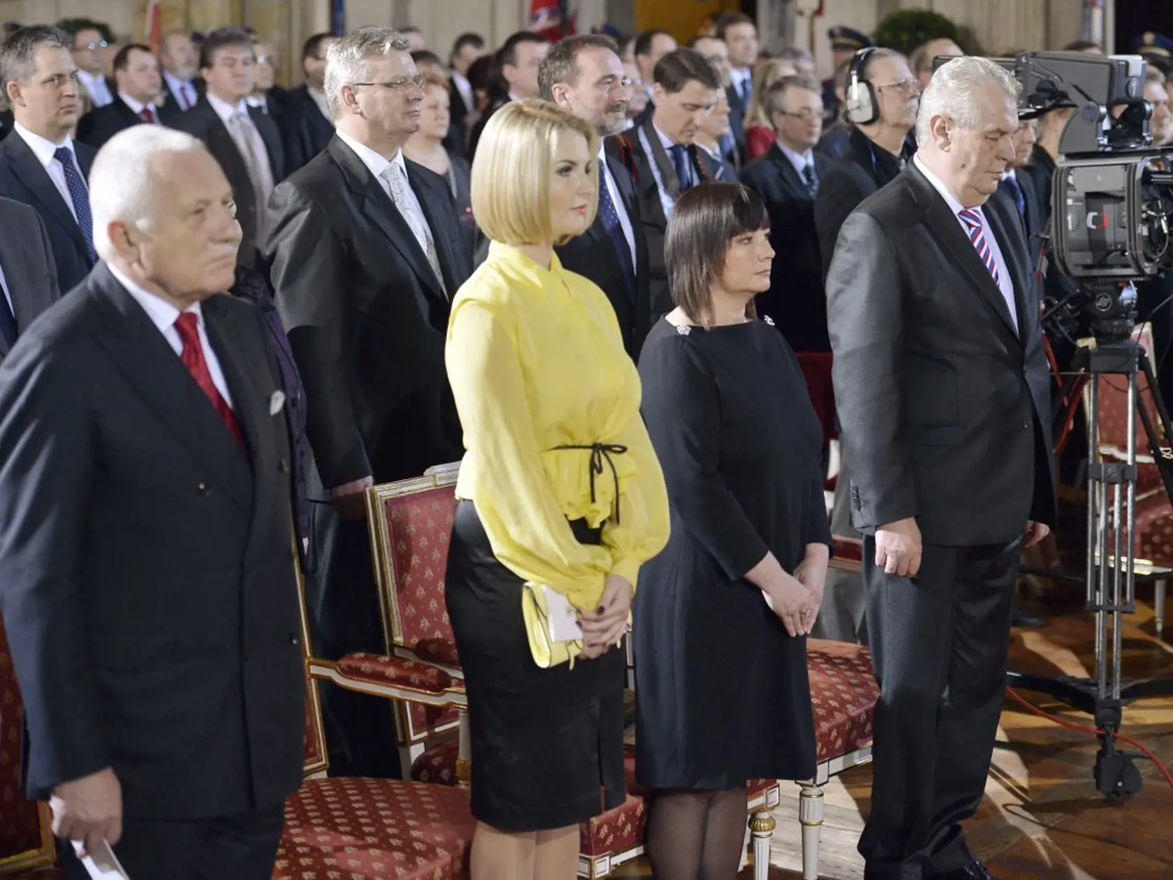 Miloš Zeman so svojou manželkou a dcérou na inaugurácii. Vedľa stojí bývalý prezident Klaus.