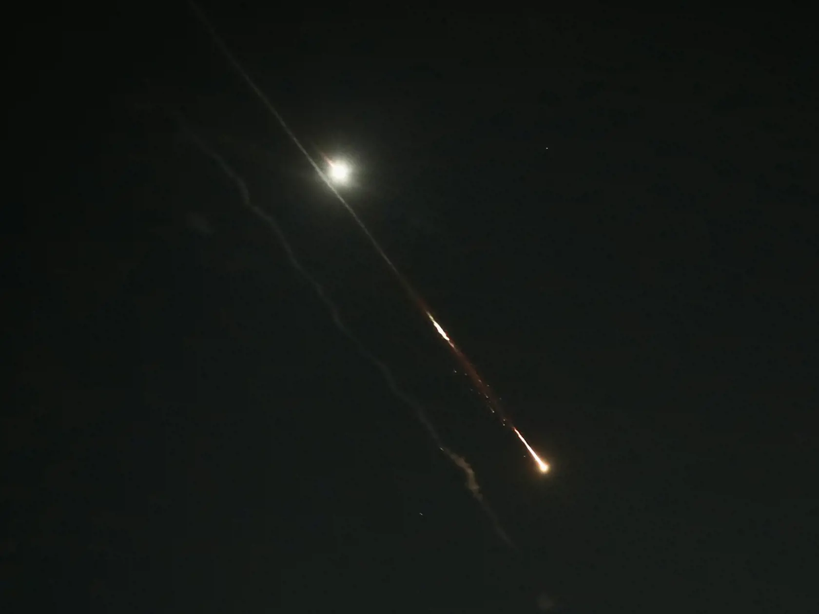 Irán v noci zaútočil na Izrael dronmi aj raketami.