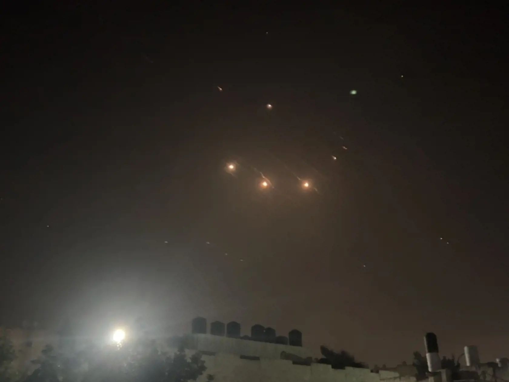 Irán v noci zaútočil na Izrael dronmi aj raketami.