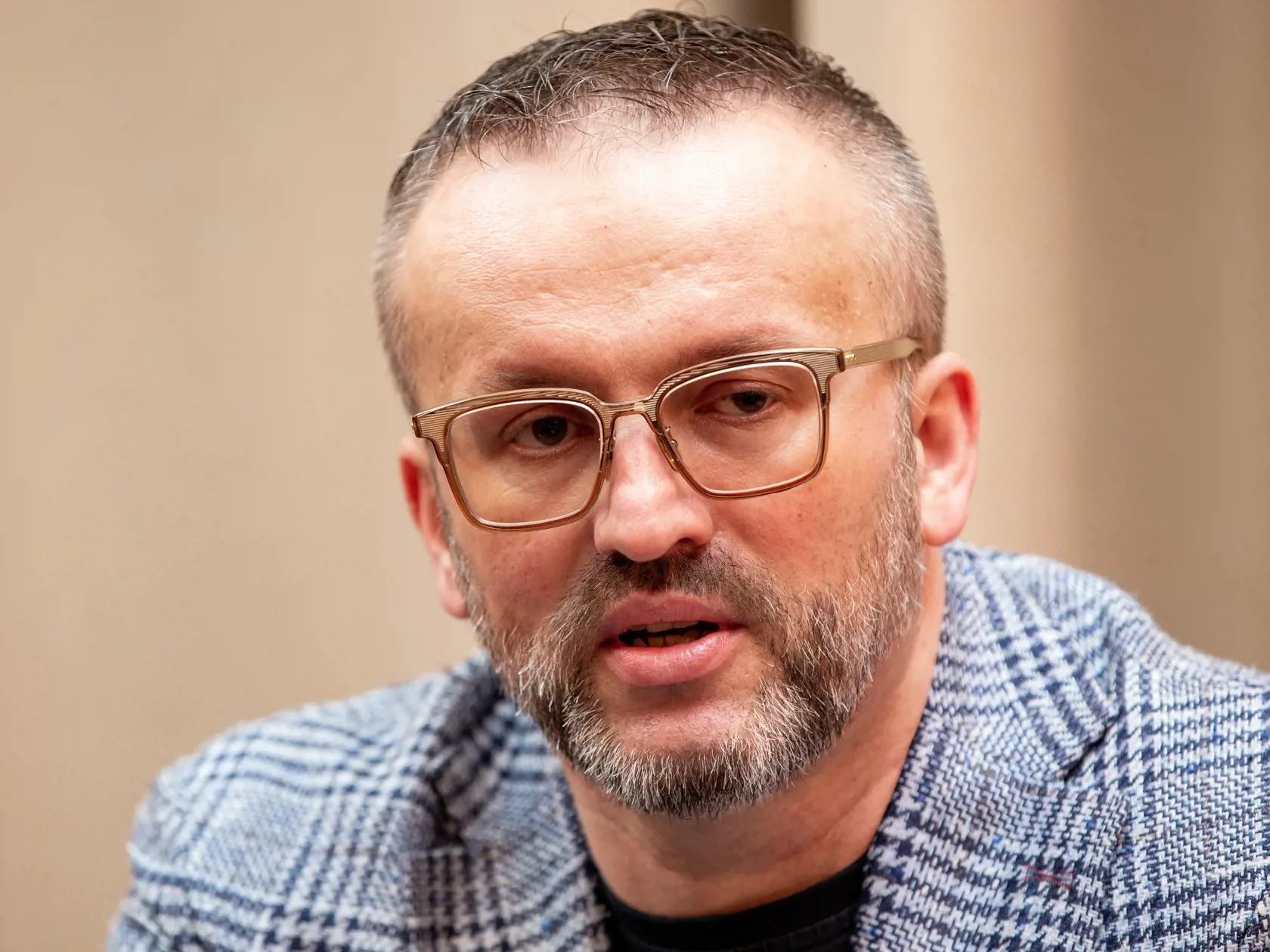 Na snímke je bývalý šéf SIS Vladimír Pčolinský počas rozhovoru v Bratislave. 