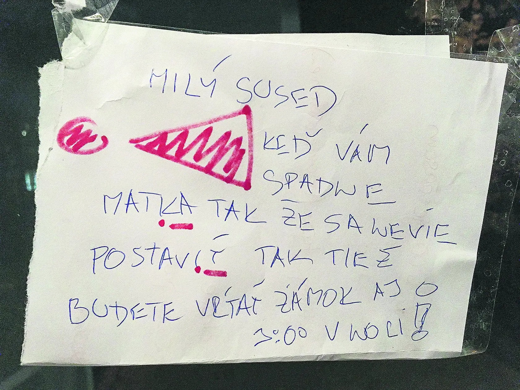 Susedia si často nechávajú štipľavé odkazy.