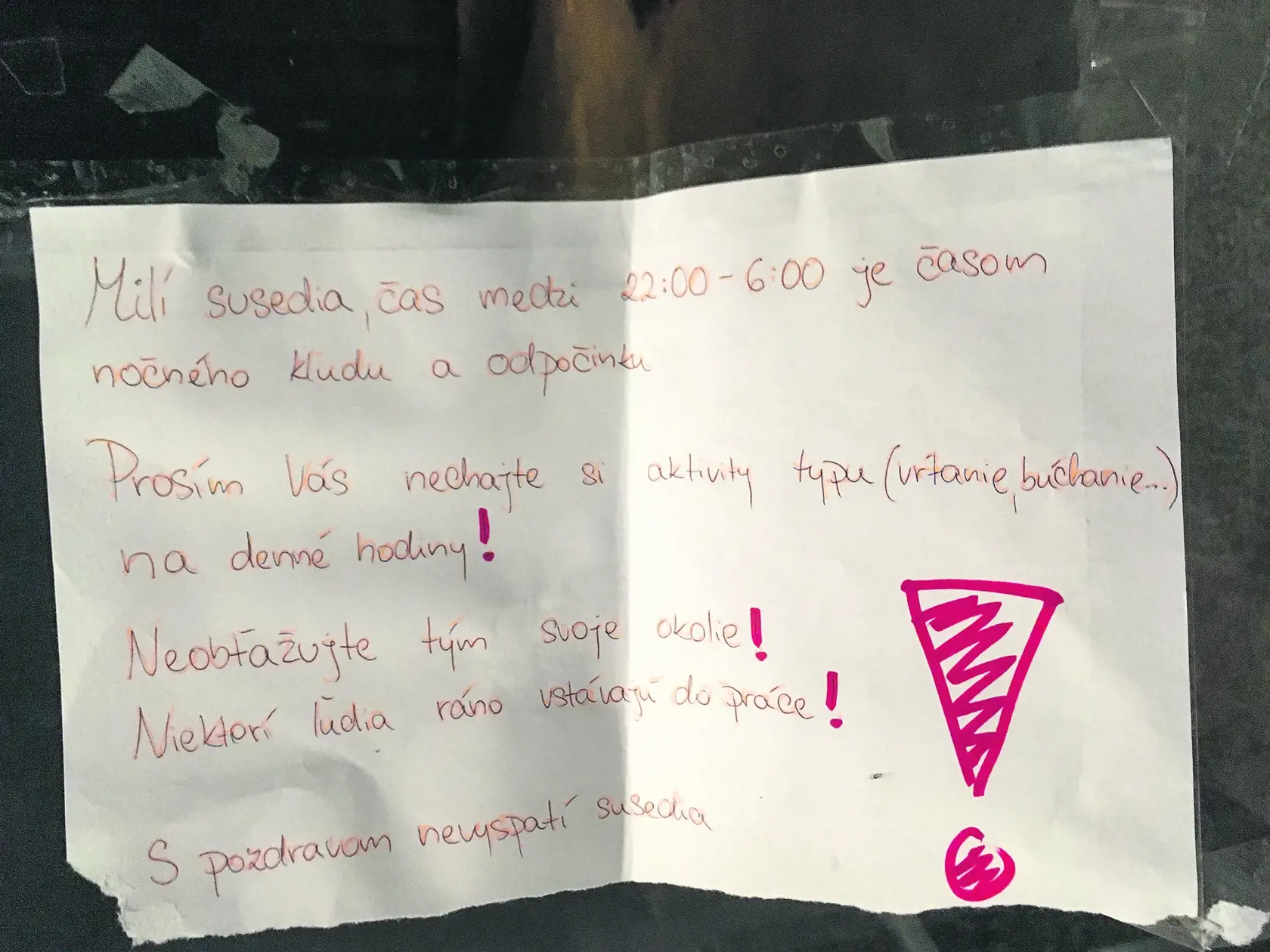 Susedia si často nechávajú štipľavé odkazy.
