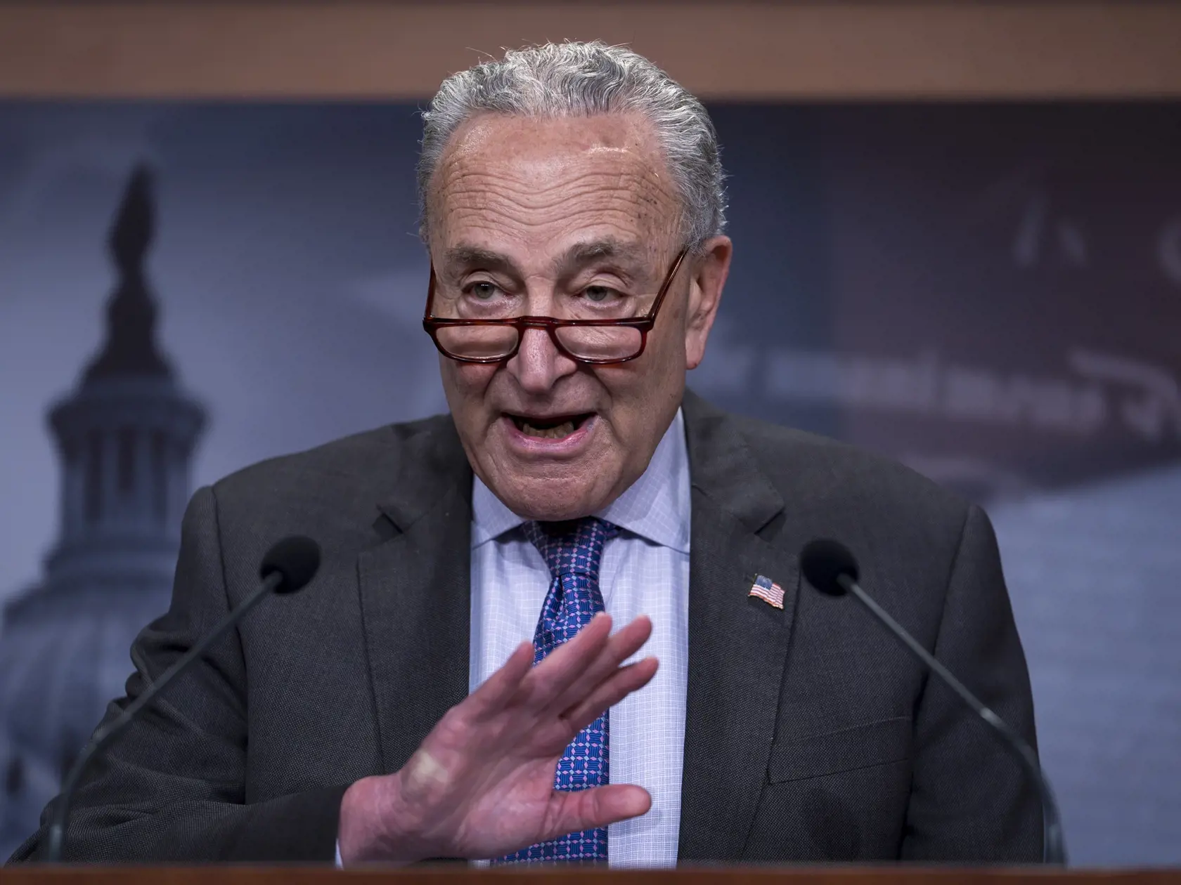 "Joe Biden je nielen skvelým prezidentom a skvelým legislatívnym lídrom, ale je to skutočne úžasná ľudská bytosť. Jeho rozhodnutie, samozrejme, nebolo ľahké, ale opäť dal svoju krajinu, svoju stranu a našu budúcnosť na prvé miesto. Joe, dnešok ukazuje, že si skutočný vlastenec a veľký Američan," napísal Schumer v príspevku na sieti X citovanom agentúrou AFP.