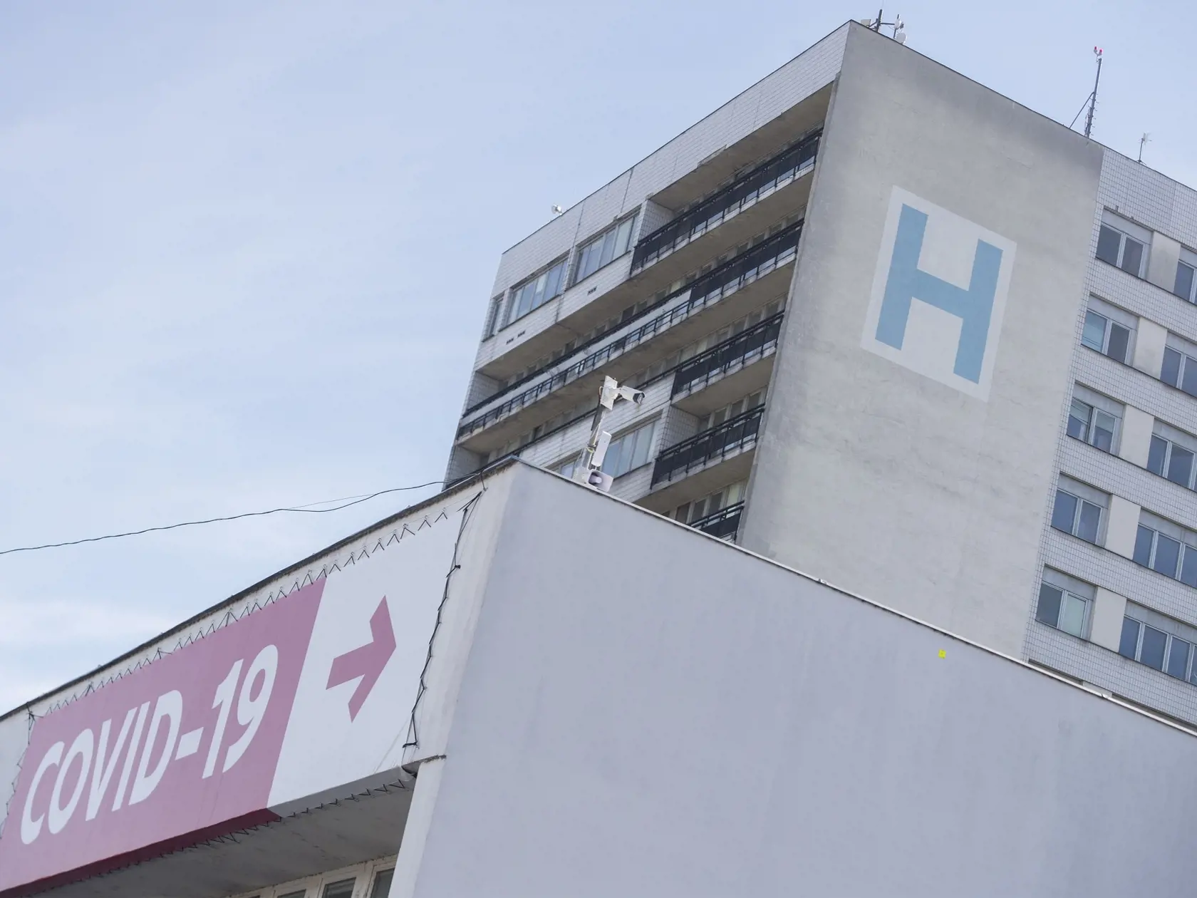 V nemocnici v bratislavskom Ružinove potvrdili 18 zdravotníkom na pracovisku centrálneho príjimacieho oddelenia (CPO) nákazu novým koronavírusom. Na snímke ružinovská nemocnica v Bratislave 27. septembra 2020. FOTO TASR - Martin Baumann 