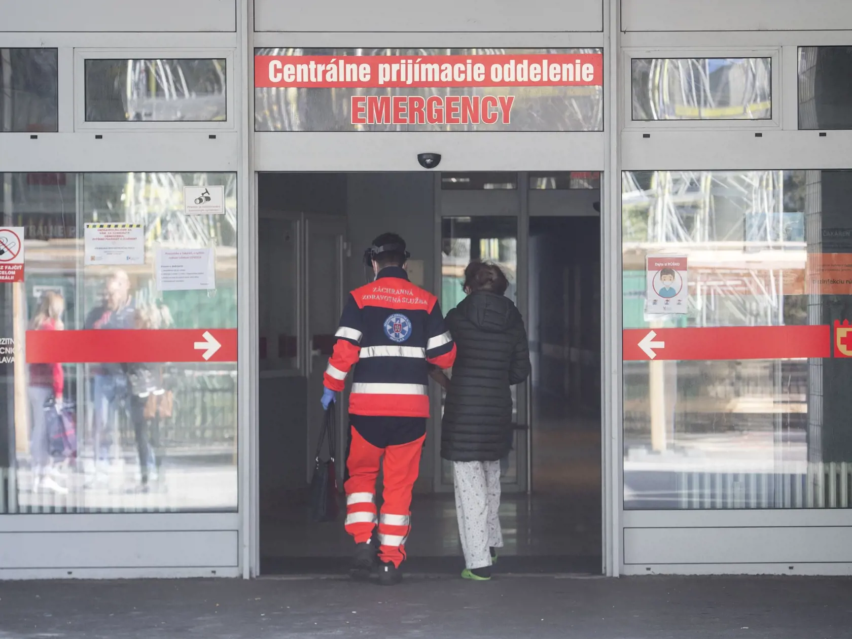V nemocnici v bratislavskom Ružinove potvrdili 18 zdravotníkom na pracovisku centrálneho príjimacieho oddelenia (CPO) nákazu novým koronavírusom. Na snímke centrálny príjem v ružinovskej nemocnici v Bratislave 27. septembra 2020. FOTO TASR - Martin Baumann 