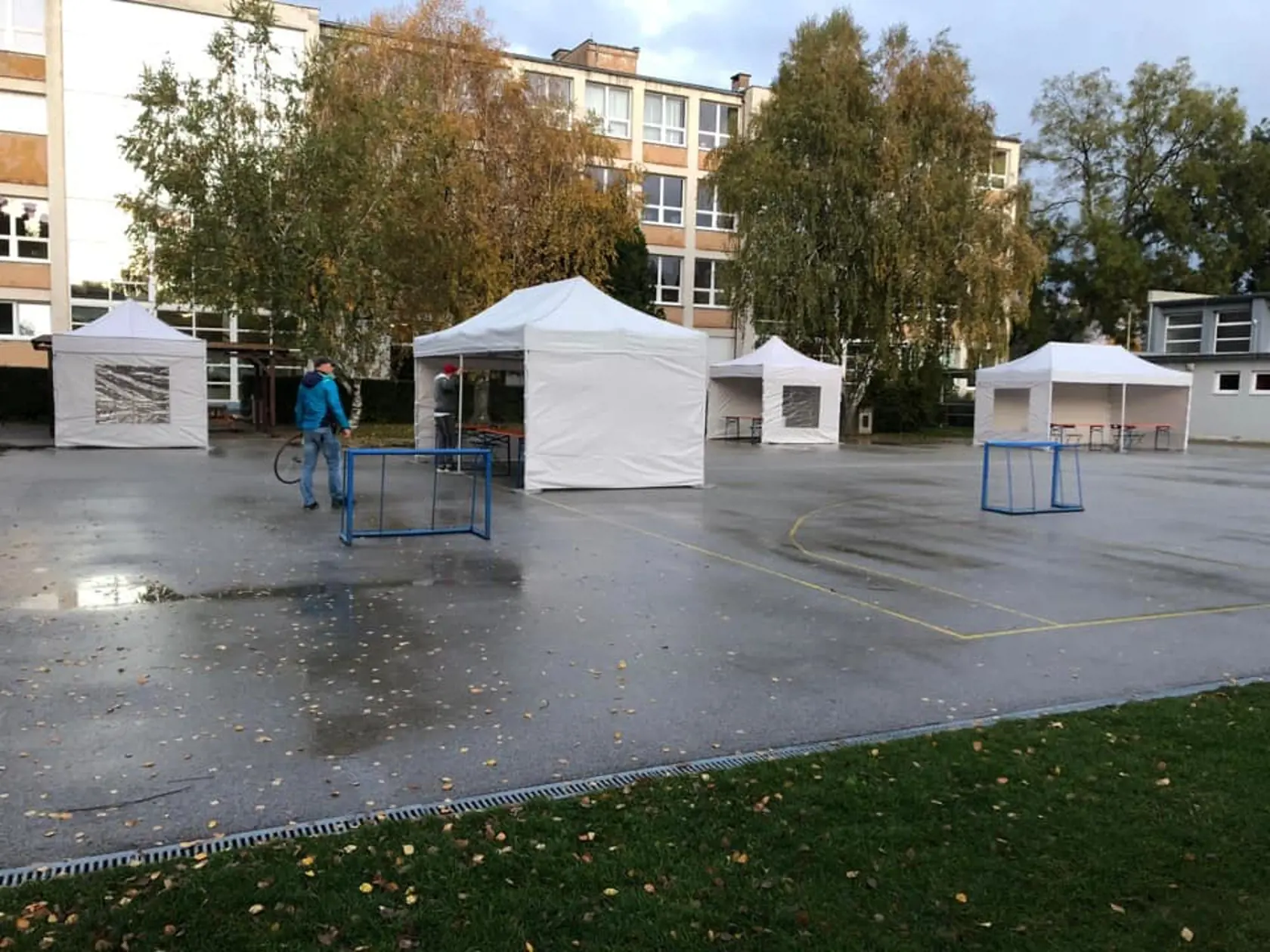 Testovacie miesta pribúdajú v školách, pred nimi, kultúrnych domoch, na dostihovej dráhe aj inde.