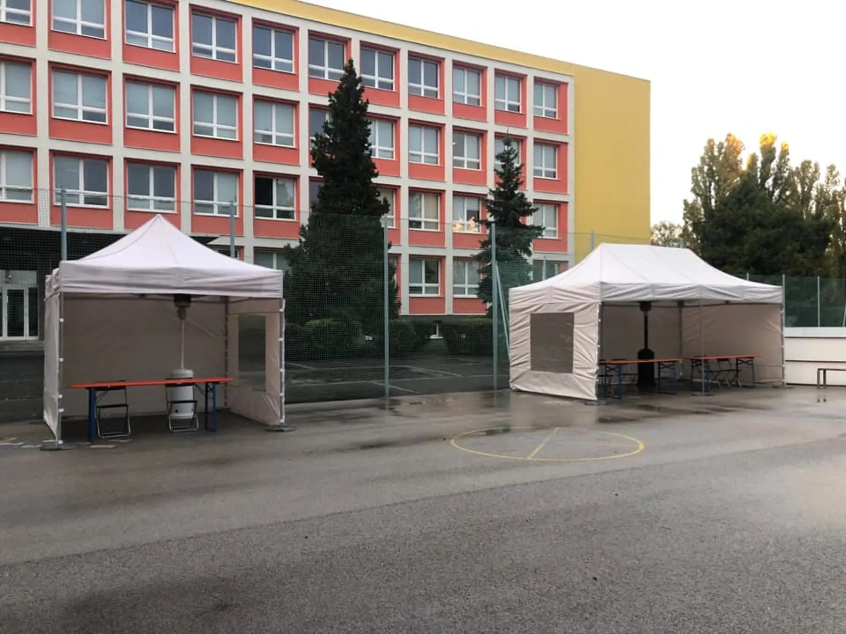 Testovacie miesta pribúdajú v školách, pred nimi, kultúrnych domoch, na dostihovej dráhe aj inde.