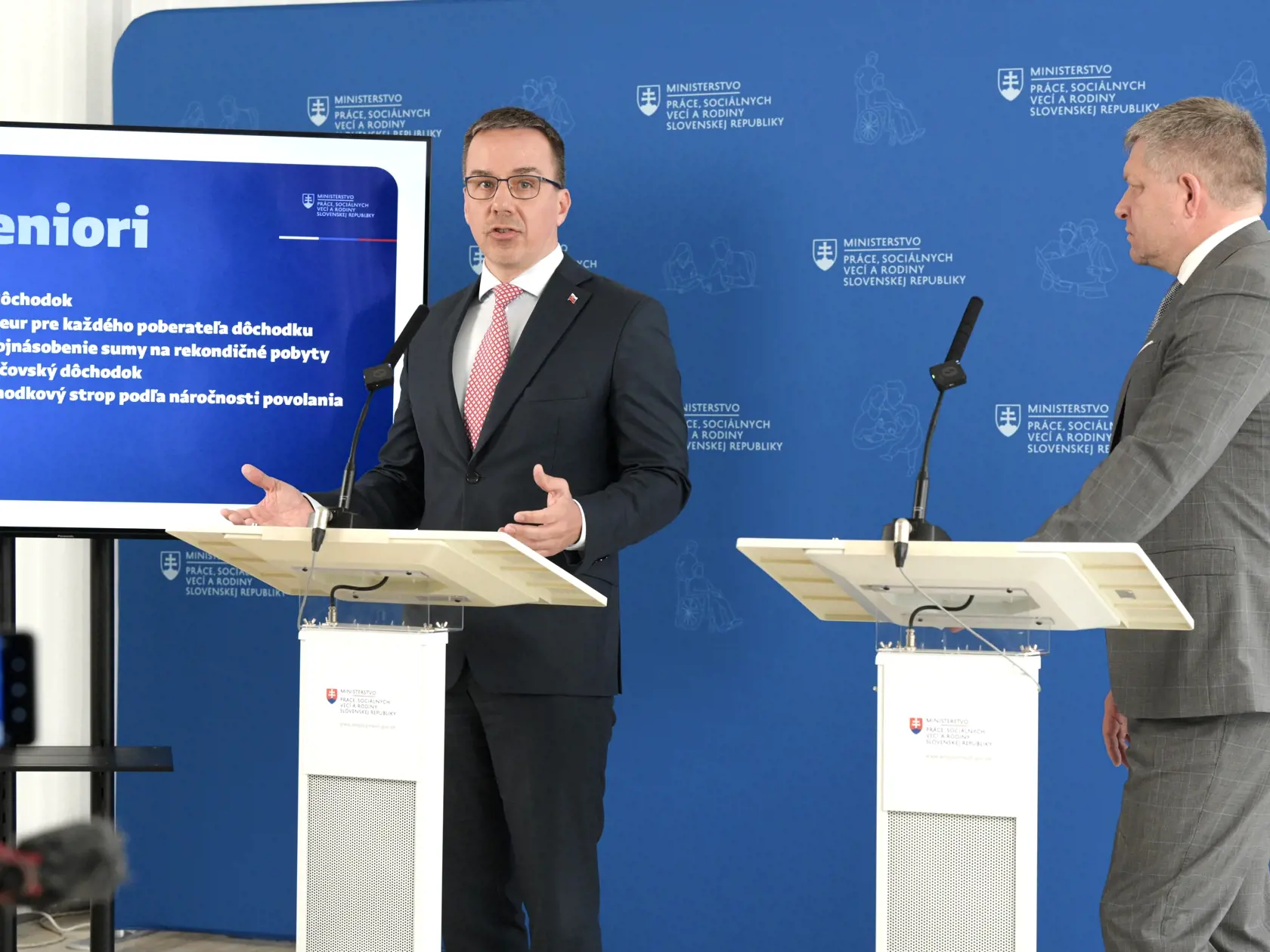 Na snímke sprava predseda vlády SR Robert Fico (Smer-SD) a minister práce, sociálnych vecí a rodiny SR Erik Tomáš (Hlas-SD) počas brífingu po pracovnom rokovaní v rámci kontrolného dňa na MPSVR SR 5. apríla 2024 v Bratislave. FOTO TASR - Pavel Neubauer