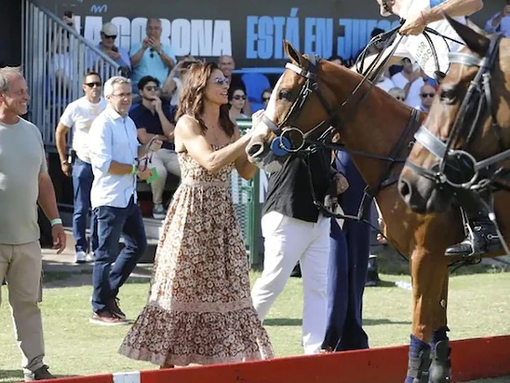 V spoločnosti sa potom objavila ešte raz a aj tam žiarila. Dokonca dostala aj argentínsky futbalový dres so svojím priezviskom.