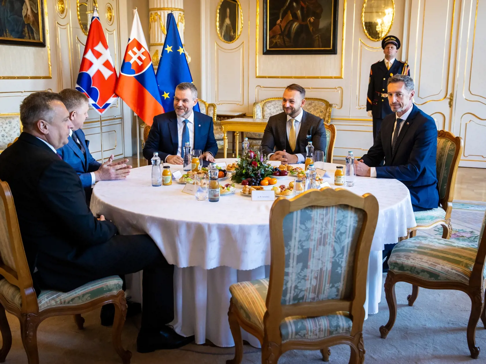 Stretnutie politických strán k zahraničnopolitickej orientácii Slovenska s prezidentom SR v prezidentskom paláci. Na snímke sú zľava Andrej Danko, predseda vlády SR Robert Fico, prezident SR Peter Pellegrini, minister vnútra Matúš Šutaj Eštok a Milan Majerský.