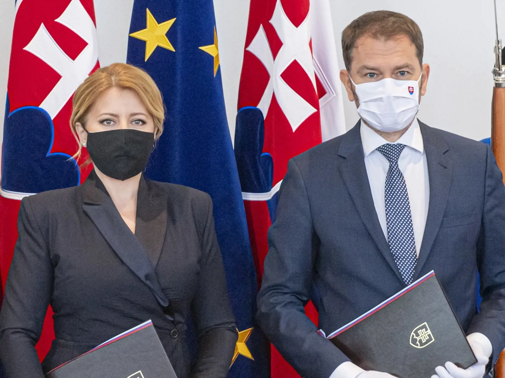 Slávnostné podpísanie Deklarácie o zahranično-politickom smerovaní SR najvyššími ústavnými činiteľmi SR. Na snímke zľava predseda NR SR Boris Kollár, prezidentka SR Zuzana Čaputová a predseda vlády SR Igor Matovič.  Bratislava, 9. mája 2020.
