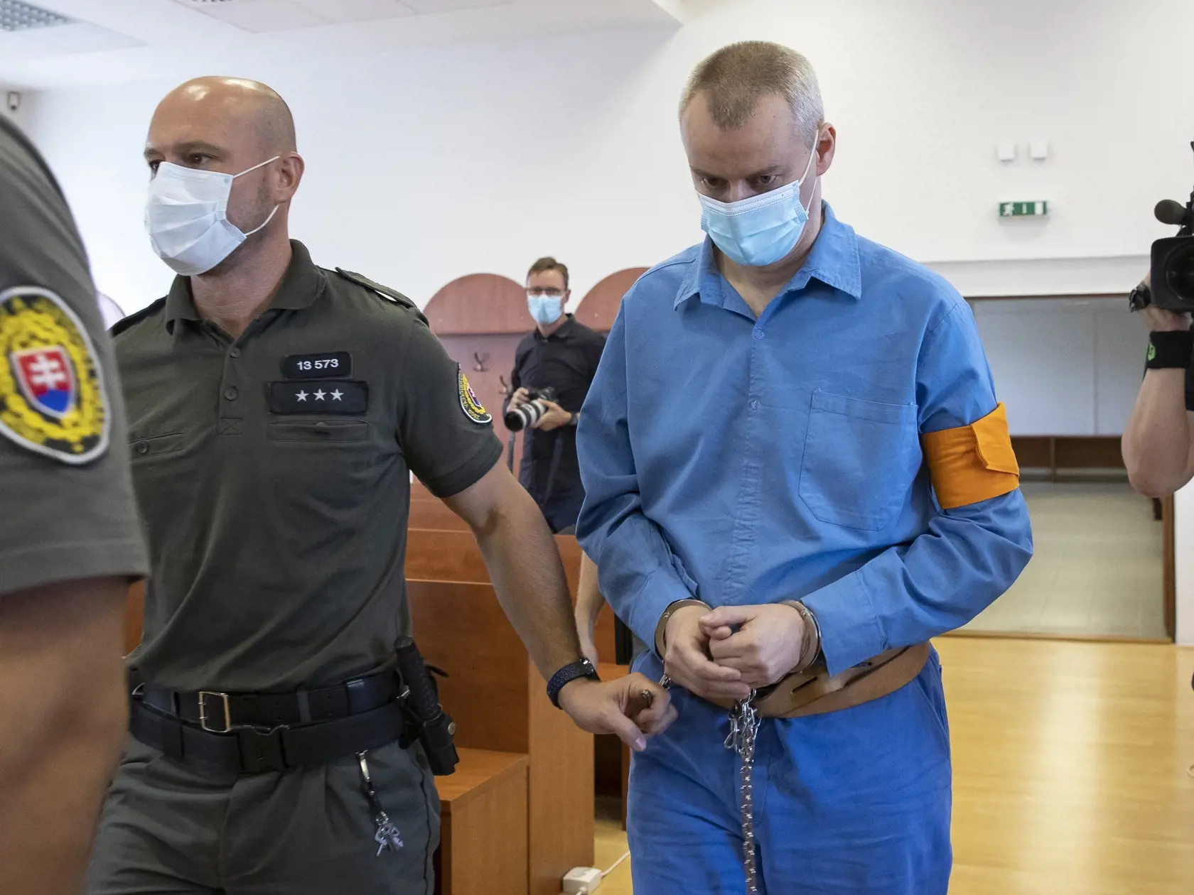 Súdne pojednávanie s bývalým špeciálnym prokurátorom Dušanom Kováčikom a Špecializovanom trestnom súde v Pezinku. Na snímke členovia ZVJS privádzajú bývalého policajného funkcionára Norberta Pakšiho, ktorý je vo výkone väzby.
