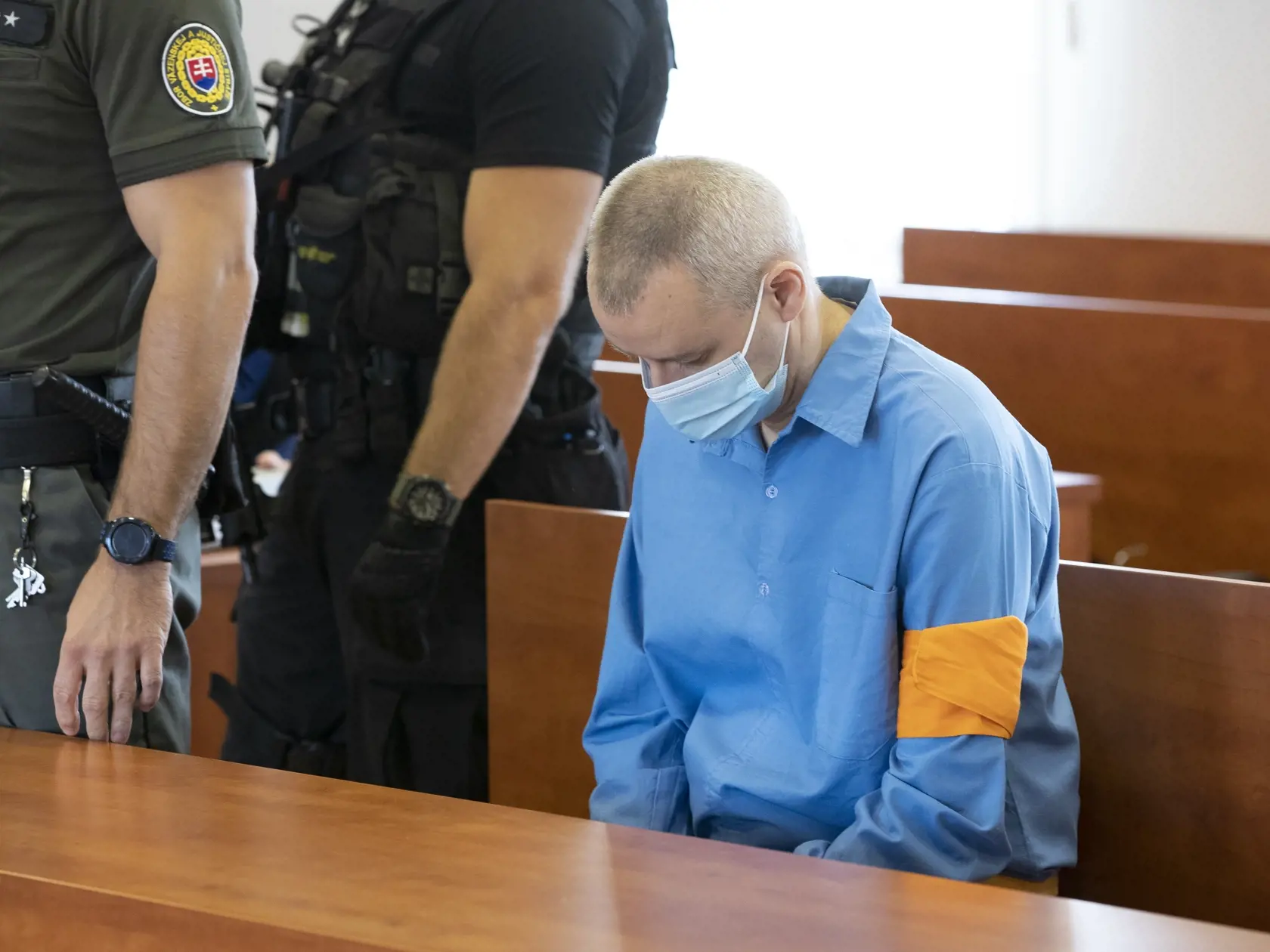 Súdne pojednávanie s bývalým špeciálnym prokurátorom Dušanom Kováčikom a Špecializovanom trestnom súde v Pezinku. Na snímke členovia ZVJS privádzajú bývalého policajného funkcionára Norberta Pakšiho, ktorý je vo výkone väzby.