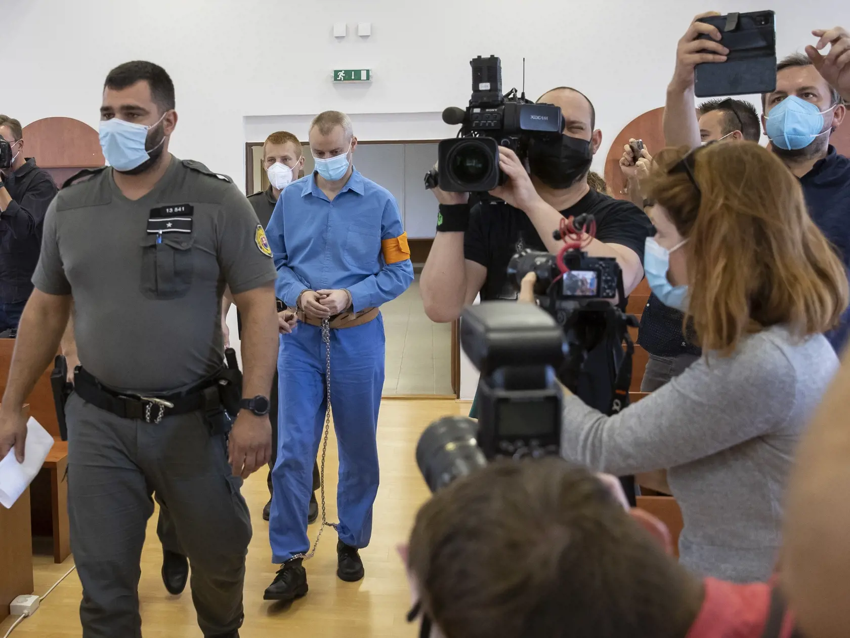 Súdne pojednávanie s bývalým špeciálnym prokurátorom Dušanom Kováčikom a Špecializovanom trestnom súde v Pezinku. Na snímke členovia ZVJS privádzajú bývalého policajného funkcionára Norberta Pakšiho, ktorý je vo výkone väzby.