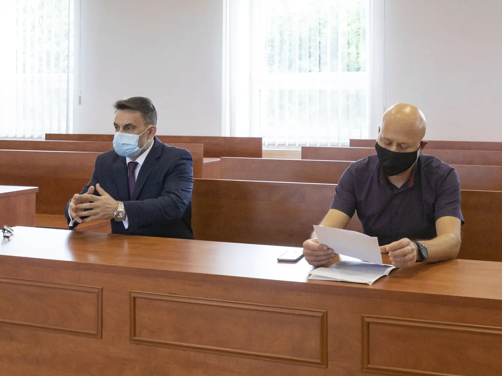 Súdne pojednávanie s bývalým špeciálnym prokurátorom Dušanom Kováčikom a Špecializovanom trestnom súde v Pezinku. Na snímke zľava je bývalý generálny prokurátor Jaromír Čižnár a prokurátor Vladimír Kuruc, ktorí boli predvolaní ako svedkovia.