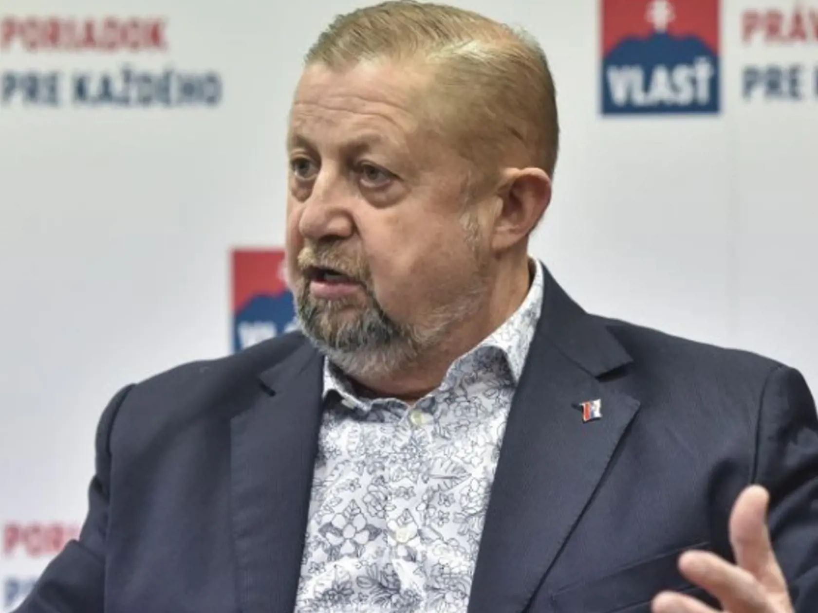 „Čo je v rozpore s mojím predchádzajúcim vyjadrením?“ pýtal sa Harabin. „Ja som vždy tvrdil, že zdravý človek nemá povinnosť nosiť rúško,“ hovorí. Potvrdil však, že naďalej u neho platí, že rúško ani respirátor nenosí, ak je zdravý. „Prečo by som ho mal nosiť?“ pýtal sa.