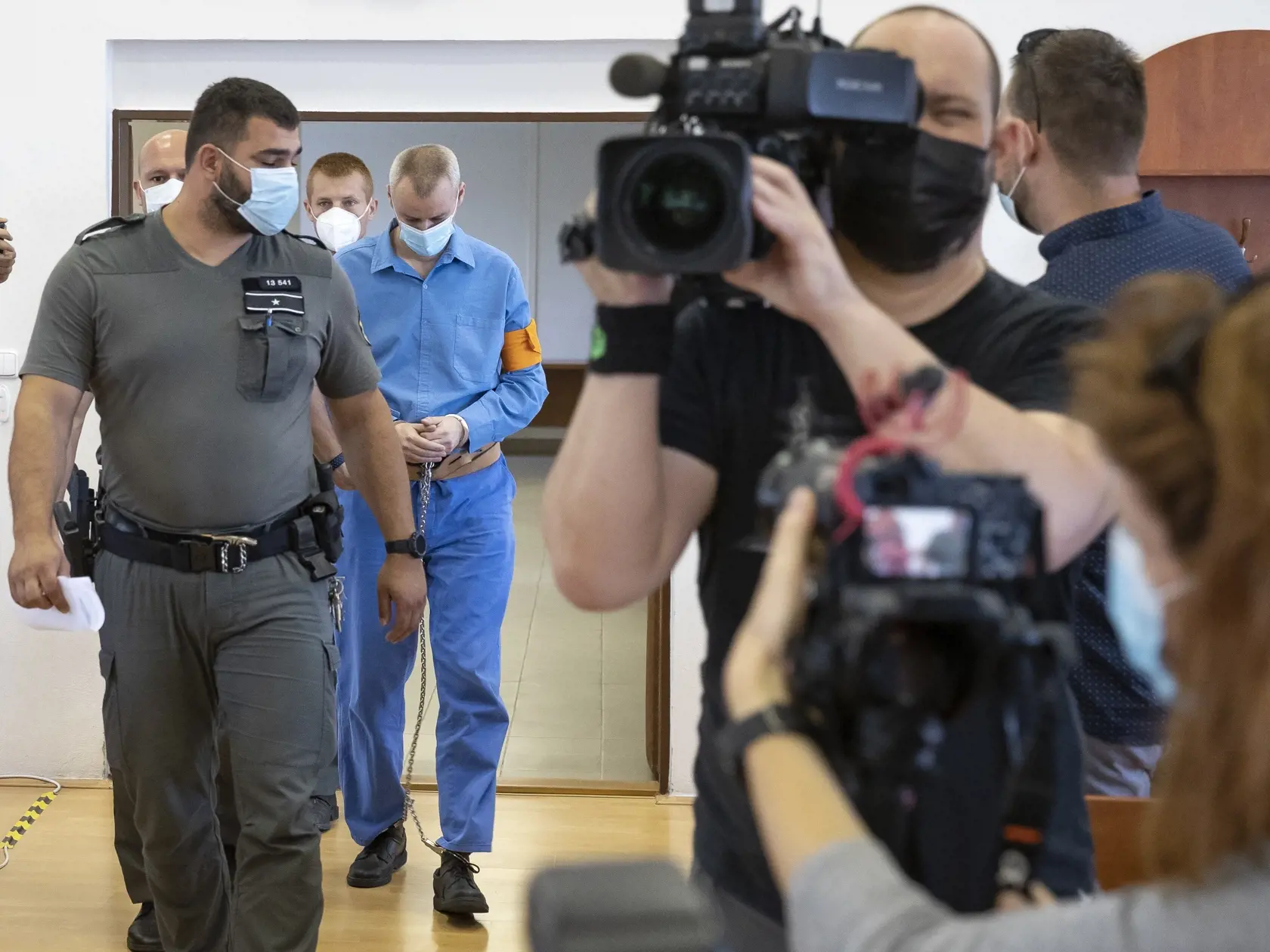 Súdne pojednávanie s bývalým špeciálnym prokurátorom Dušanom Kováčikom a Špecializovanom trestnom súde v Pezinku. Na snímke členovia ZVJS privádzajú bývalého policajného funkcionára Norberta Pakšiho, ktorý je vo výkone väzby.