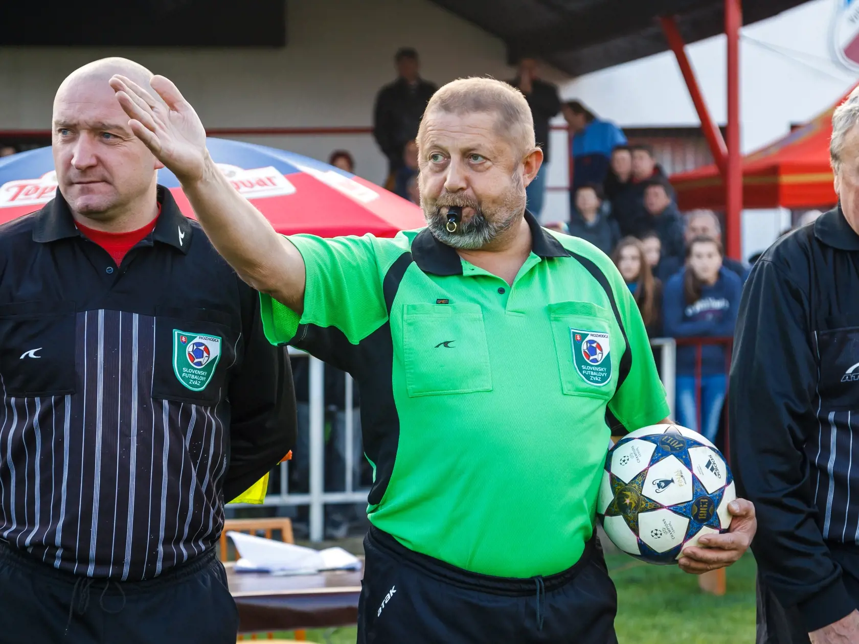 Štefan Harabin ako futbalový rozhodca. Samozrejme, že sa nejednalo o súťažný zápas ale exibičný.