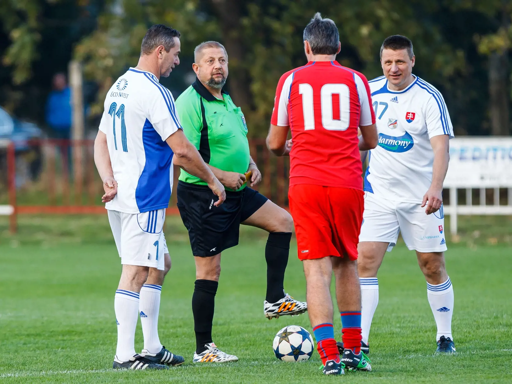 Štefan Harabin ako futbalový rozhodca. Samozrejme, že sa nejednalo o súťažný zápas ale exibičný.