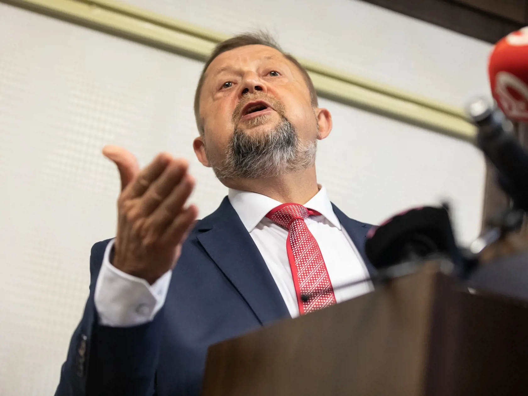 Tlačová konferencia Štefana Harabína v bratislavskom hoteli Apollo k menovaní novej prezidentky.