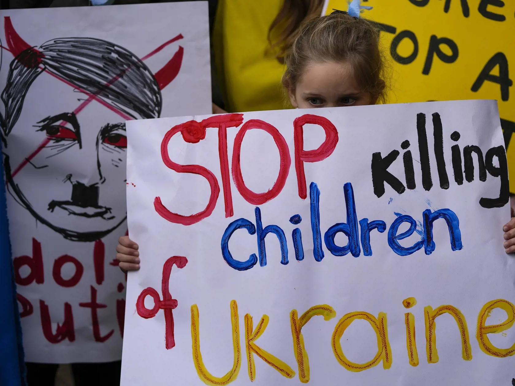 Ukrajinci žijúci v Libanonedržia plagáty počas protestu proti ruskej invázii na Ukrajine 9. marca 2022 v Bejrúte.