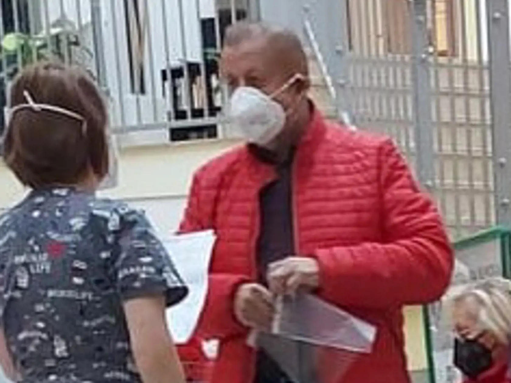 Kontroverzný expredseda Najvyššieho súdu a bývalý kandidát na post prezidenta SR Štefan Harabin je známy tým, že odmieta dodržiavať platnépandemické opatrenia. Čitatelia Plus JEDEN DEŇ však na neho v Bratislave natrafili ako vzorne dodržiava protipandemické opatrenia a má nasadený respirátor.