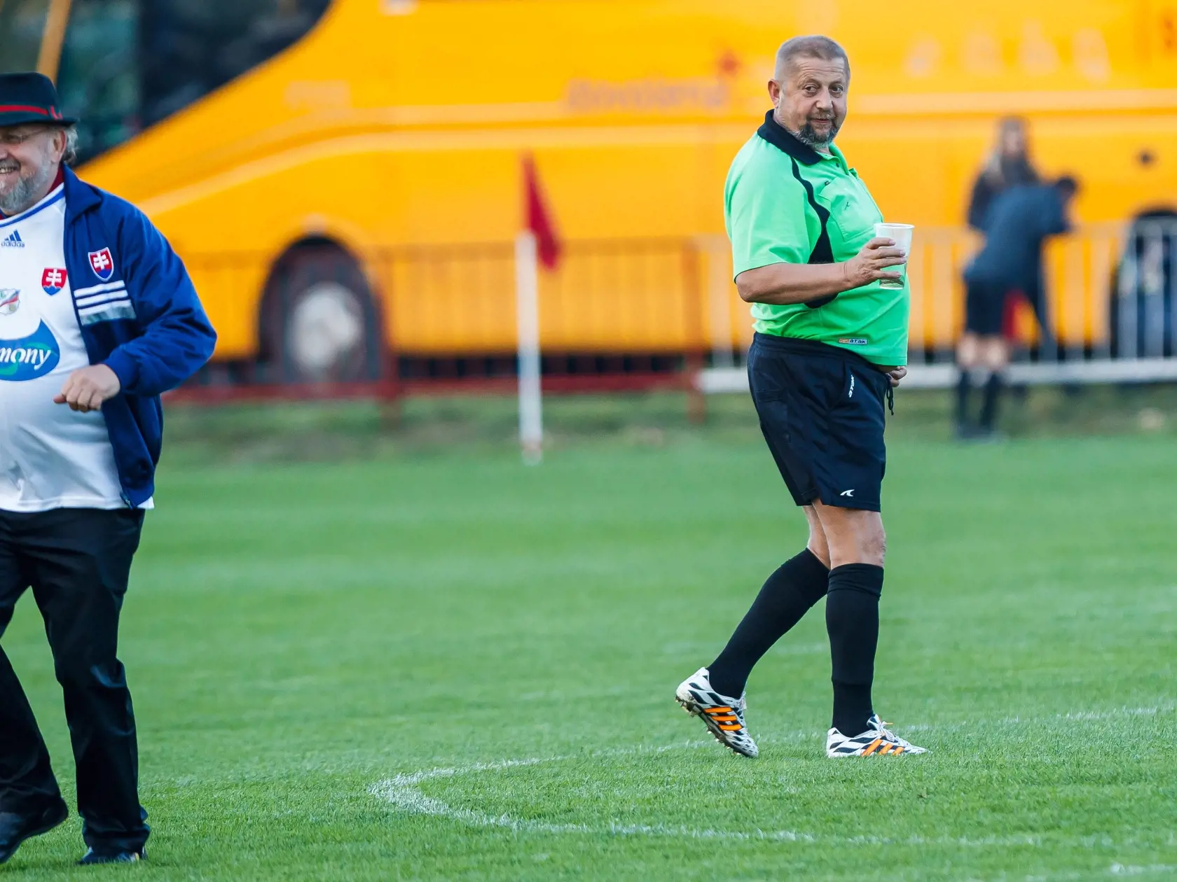Štefan Harabin ako futbalový rozhodca. Samozrejme, že sa nejednalo o súťažný zápas ale exibičný.