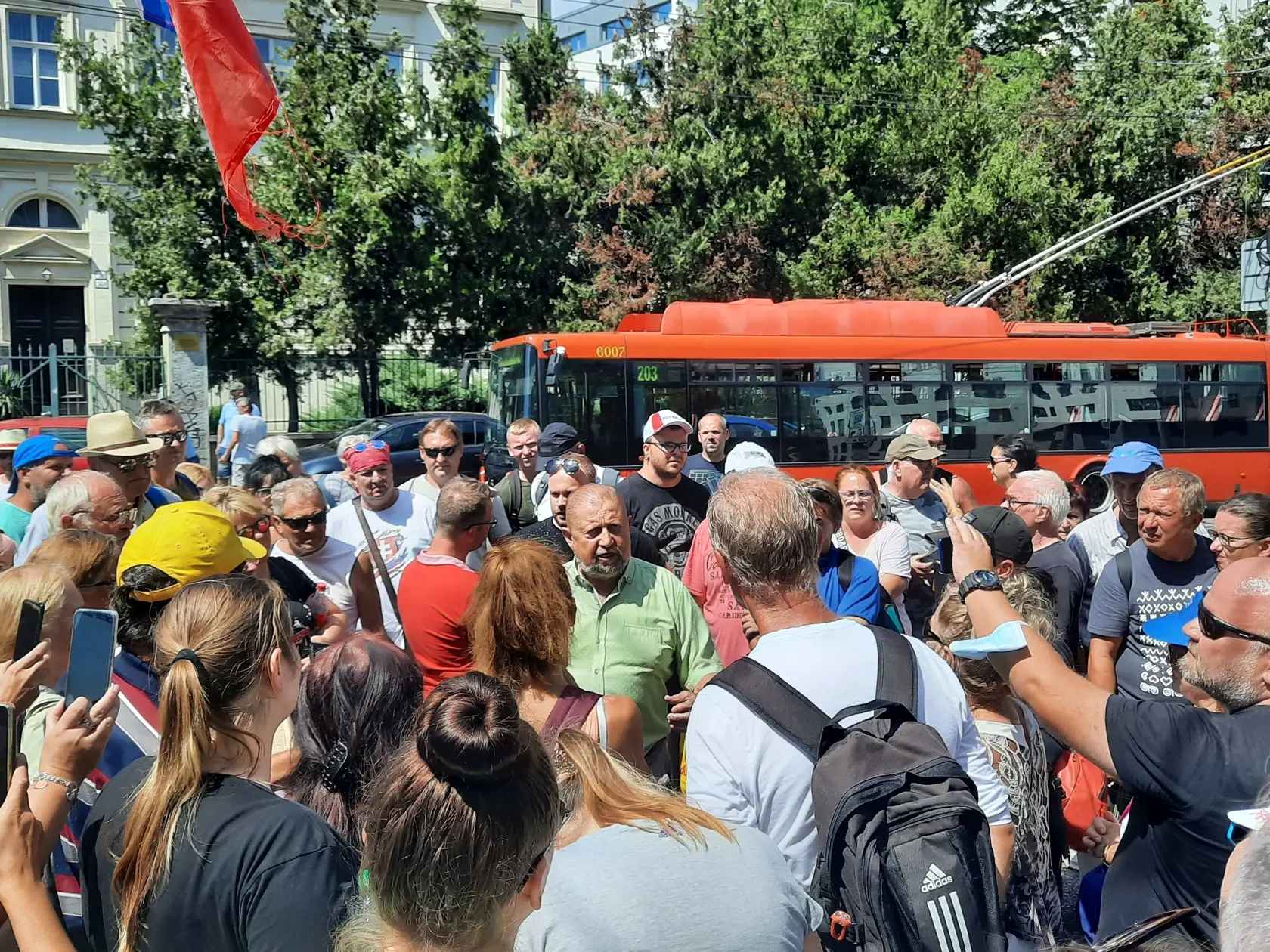 Protesty na Hodžvom námestí z 29. júla, ktoré vyústili k zablokovaniu premávky v hlavnom meste. Na fotke Štefan Harabin.