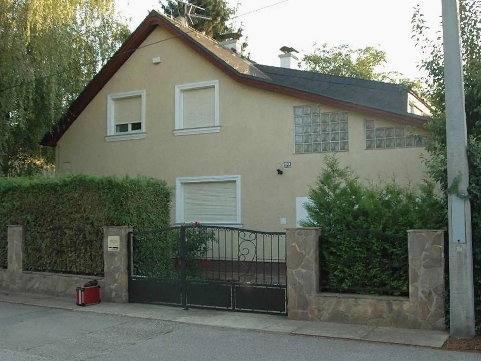 Natascha bola po svojom oslobodení hospitalizovaná a podstúpila psychologickú liečbu. Postupne sa snažila vrátiť do normálneho života, ale jej príbeh stále upútava pozornosť a rozoberajú ho médiá aj odborníci. Dnes je verejnou osobnosťou a venuje sa boju za práva obetí zločinu. Vydala knihu o svojom osude a založila nadáciu, ktorá pomáha obetiam násilia a ich rodinám. Jej príbeh je príkladom toho, ako aj po najhoršom utrpení môže človek nájsť silu a túžbu po zmene.