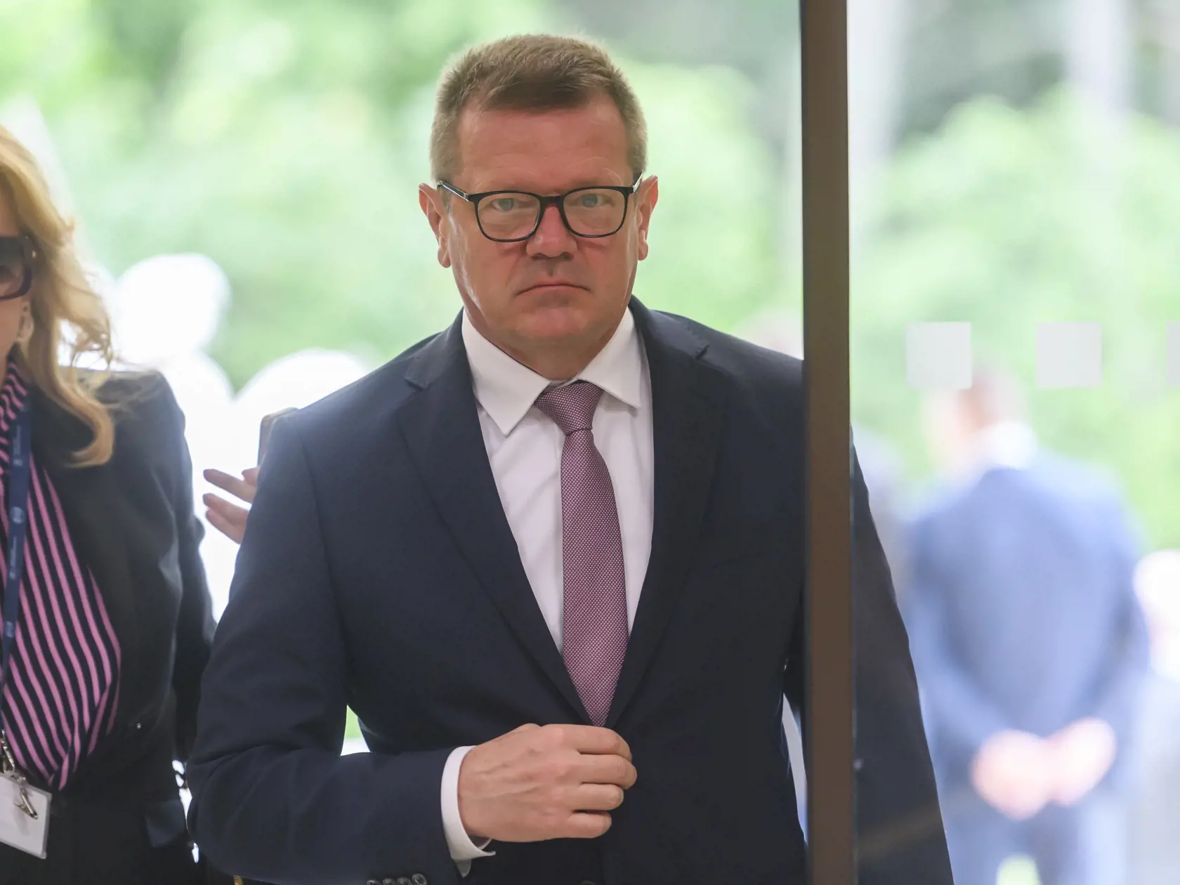 Na snímke podpredseda vlády SR pre Plán obnovy a odolnosti a využívanie eurofondov Peter Kmec (Hlas-SD)   prichádza na 34. rokovanie vlády SR v Bratislave 22. mája 2024. FOTO TASR - Jaroslav Novák