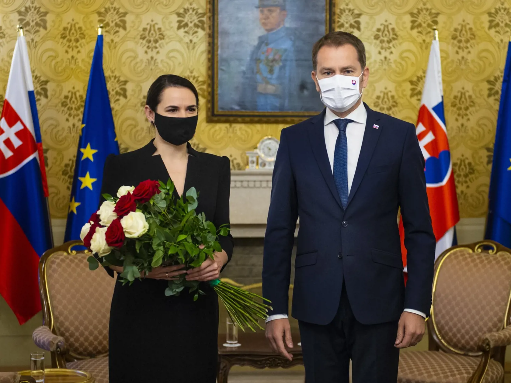 Bieloruská opozičná líderka Svetlana Cichanovská a vpravo predseda vlády SR Igor Matovič počas prijatia na Úrade vlády SR 8. októbra 2020 v Bratislave.