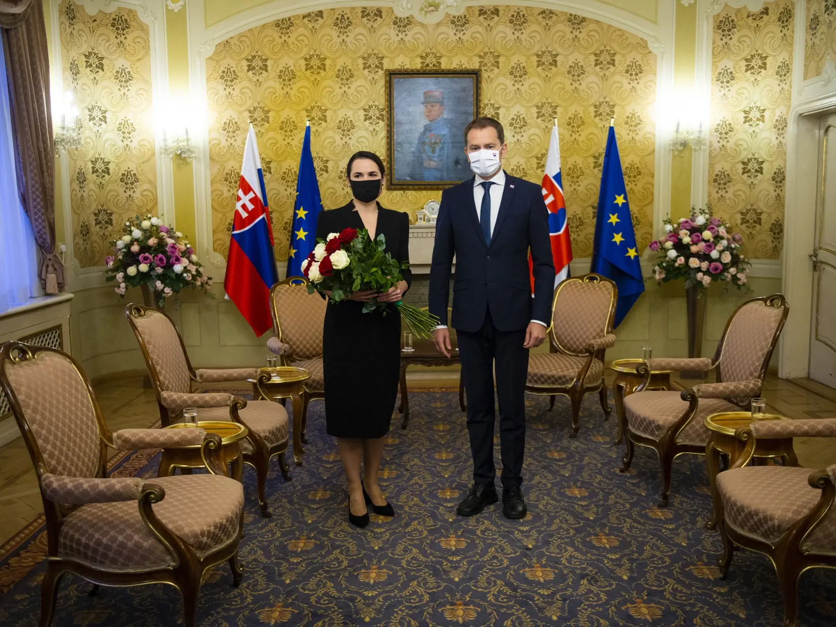 Bieloruská opozičná líderka Svetlana Cichanovská a vpravo predseda vlády SR Igor Matovič počas prijatia na Úrade vlády SR 8. októbra 2020 v Bratislave.