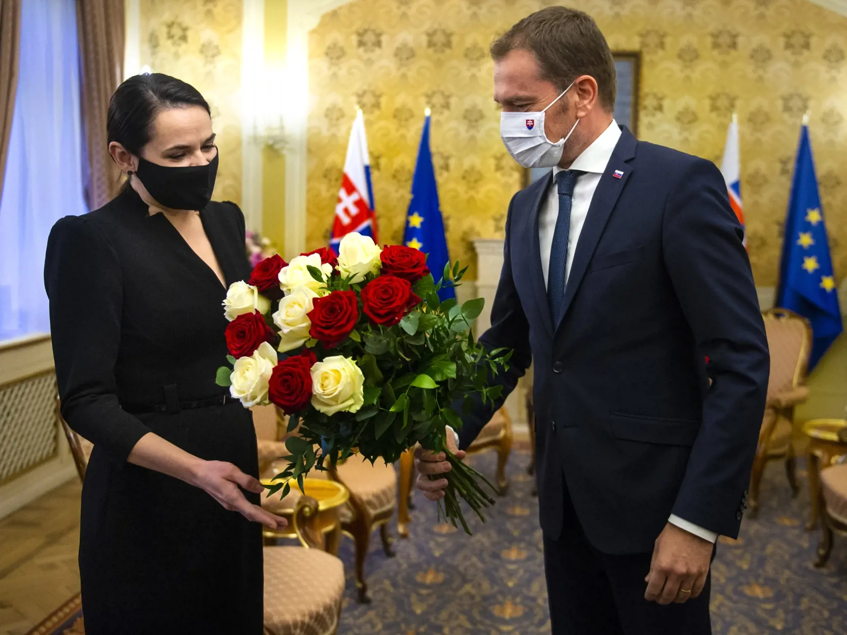 Bieloruská opozičná líderka Svetlana Cichanovská a vpravo predseda vlády SR Igor Matovič počas prijatia na Úrade vlády SR 8. októbra 2020 v Bratislave.