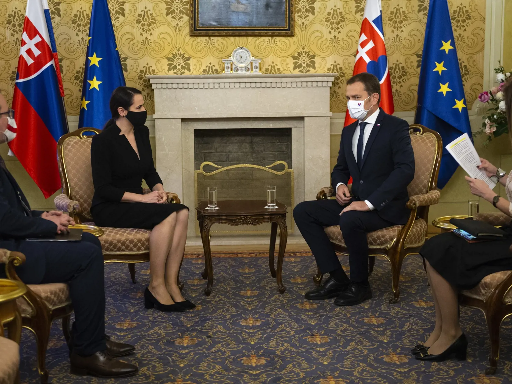 Bieloruská opozičná líderka Svetlana Cichanovská a vpravo predseda vlády SR Igor Matovič počas prijatia na Úrade vlády SR 8. októbra 2020 v Bratislave.