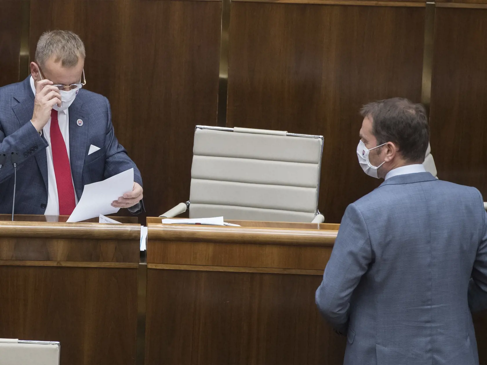 Predseda vlády Igor Matovič (OĽaNO) a vľavo predseda parlamentu SR Boris Kollár (Sme rodina) počas 16. schôdze NR SR 23. októbra 2020 v Bratislave.