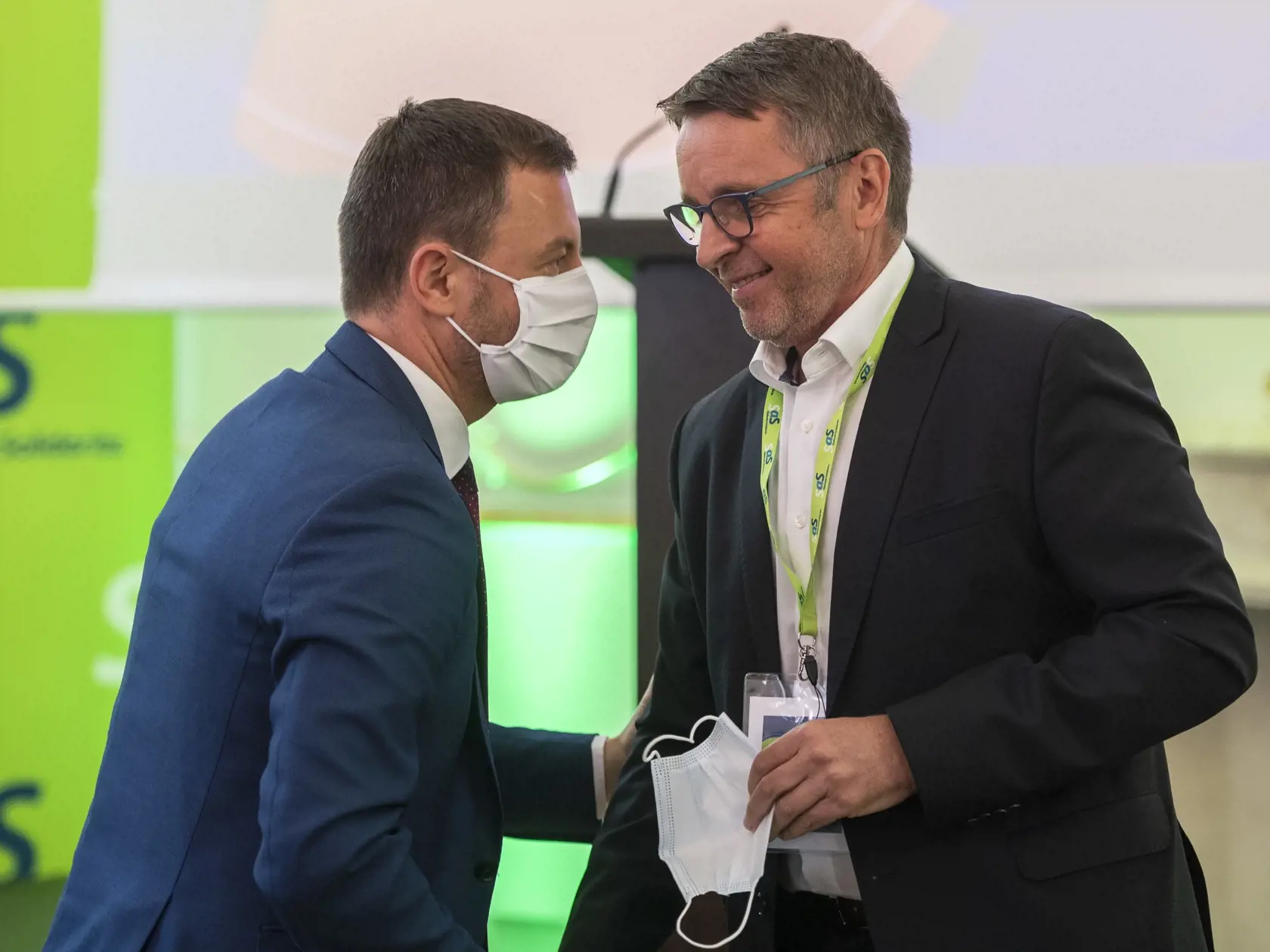 Na snímke zľava predseda vlády SR Eduard Heger (OĽaNO) a bývalý minister financií SR Ivan Mikloš počas kongresu strany Sloboda a Solidarita (SaS) v Pezinku 12. júna 2021.