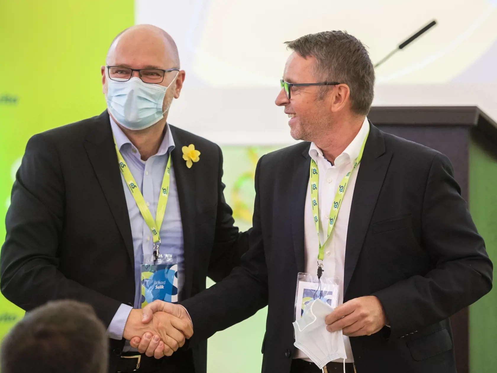 Predseda SaS Richard Sulík a bývalý minister financií SR Ivan Mikloš počas kongresu strany Sloboda a Solidarita (SaS) v Pezinku 12. júna 2021.